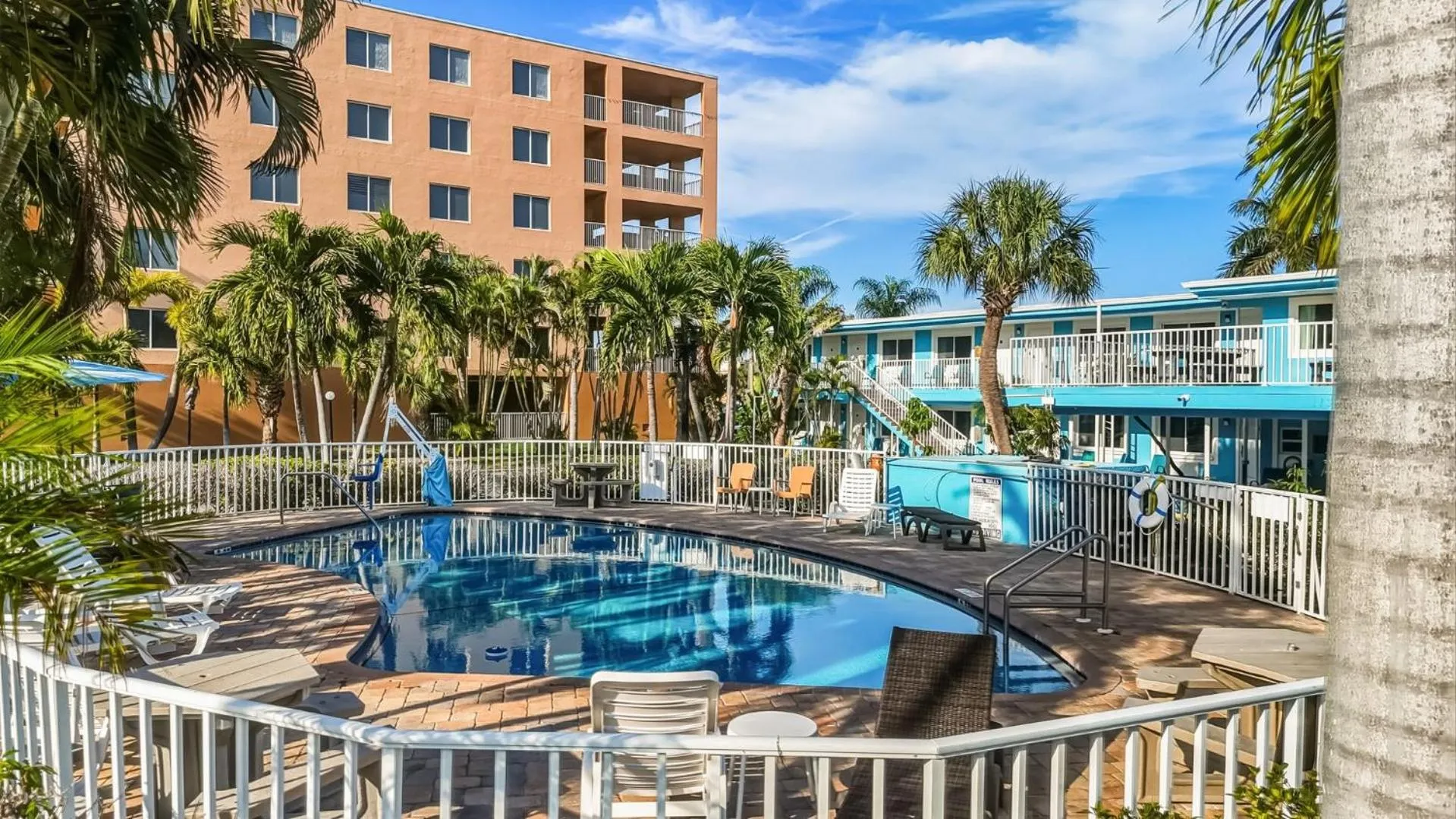 Swimming pool in Bayside Inn and Marina