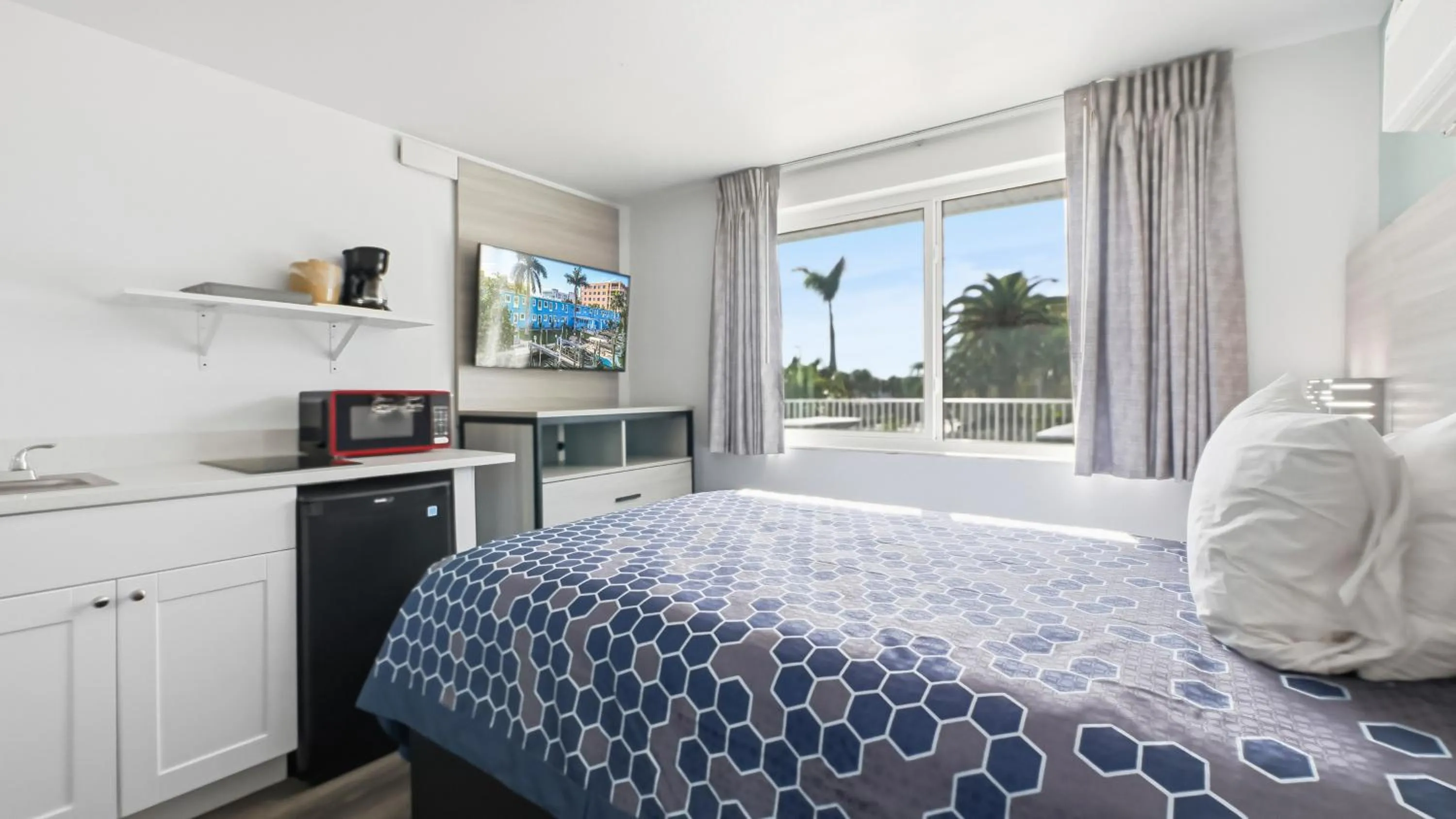 Photo of the whole room, Bed in Bayside Inn and Marina