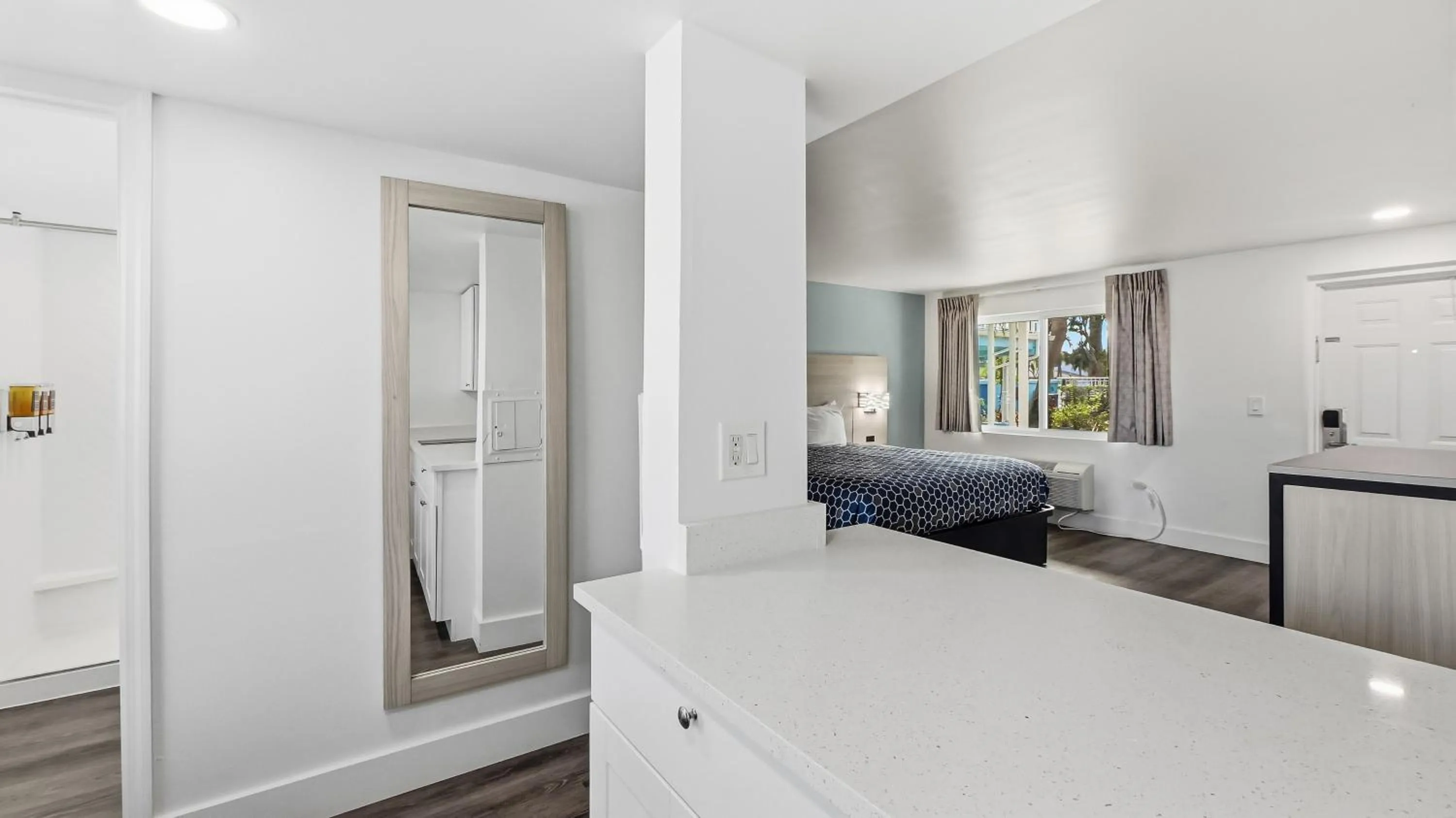 Photo of the whole room, Bed in Bayside Inn and Marina