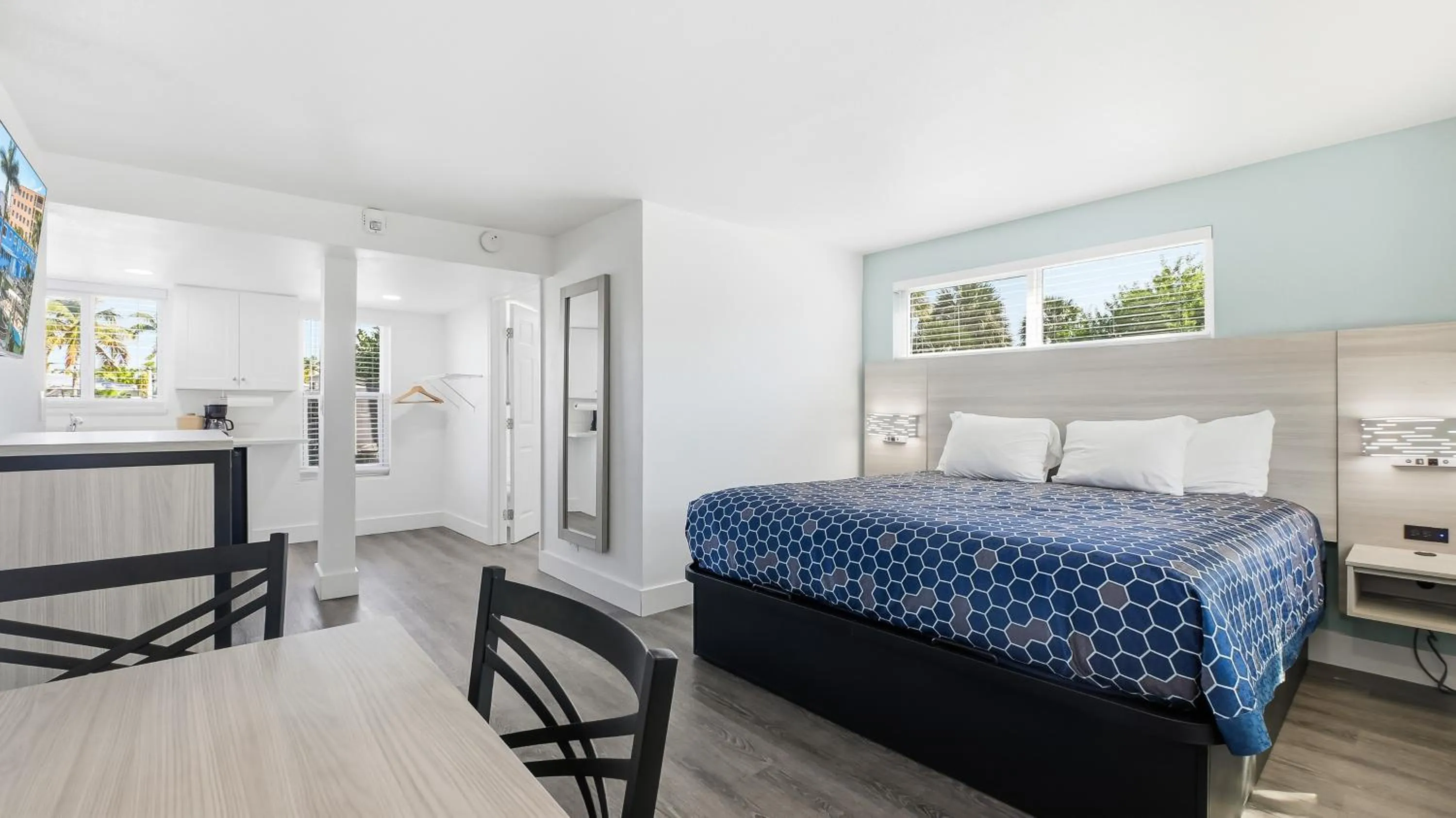 Photo of the whole room, Bed in Bayside Inn and Marina