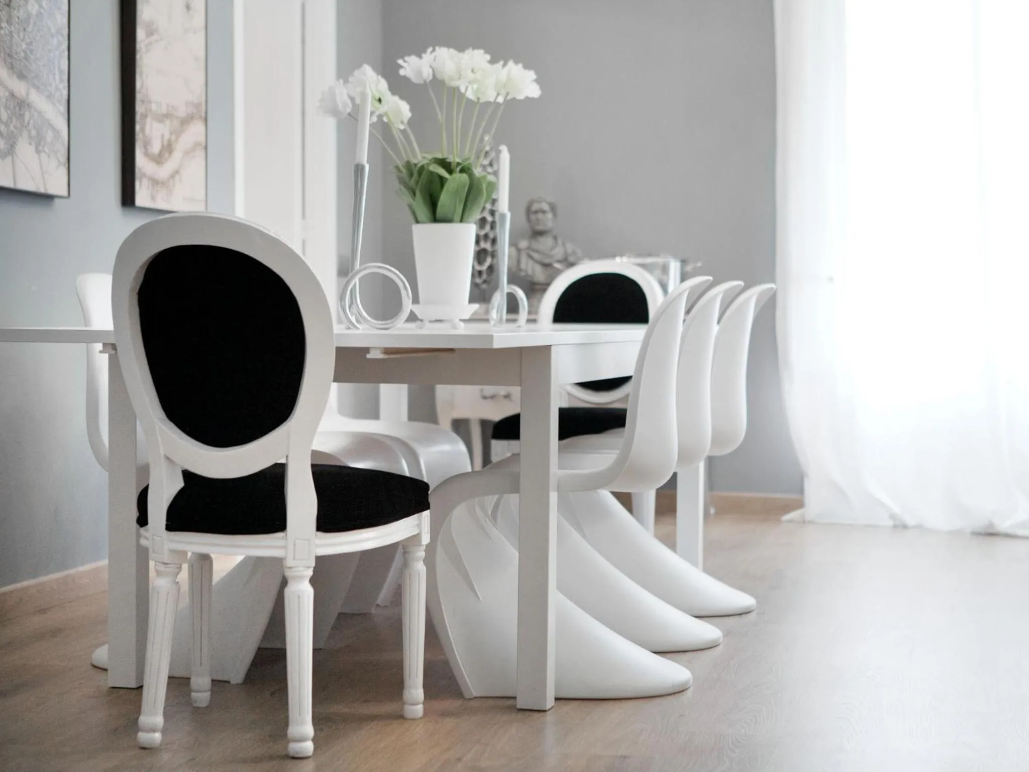 Dining area in BCN Rambla Catalunya Apartments