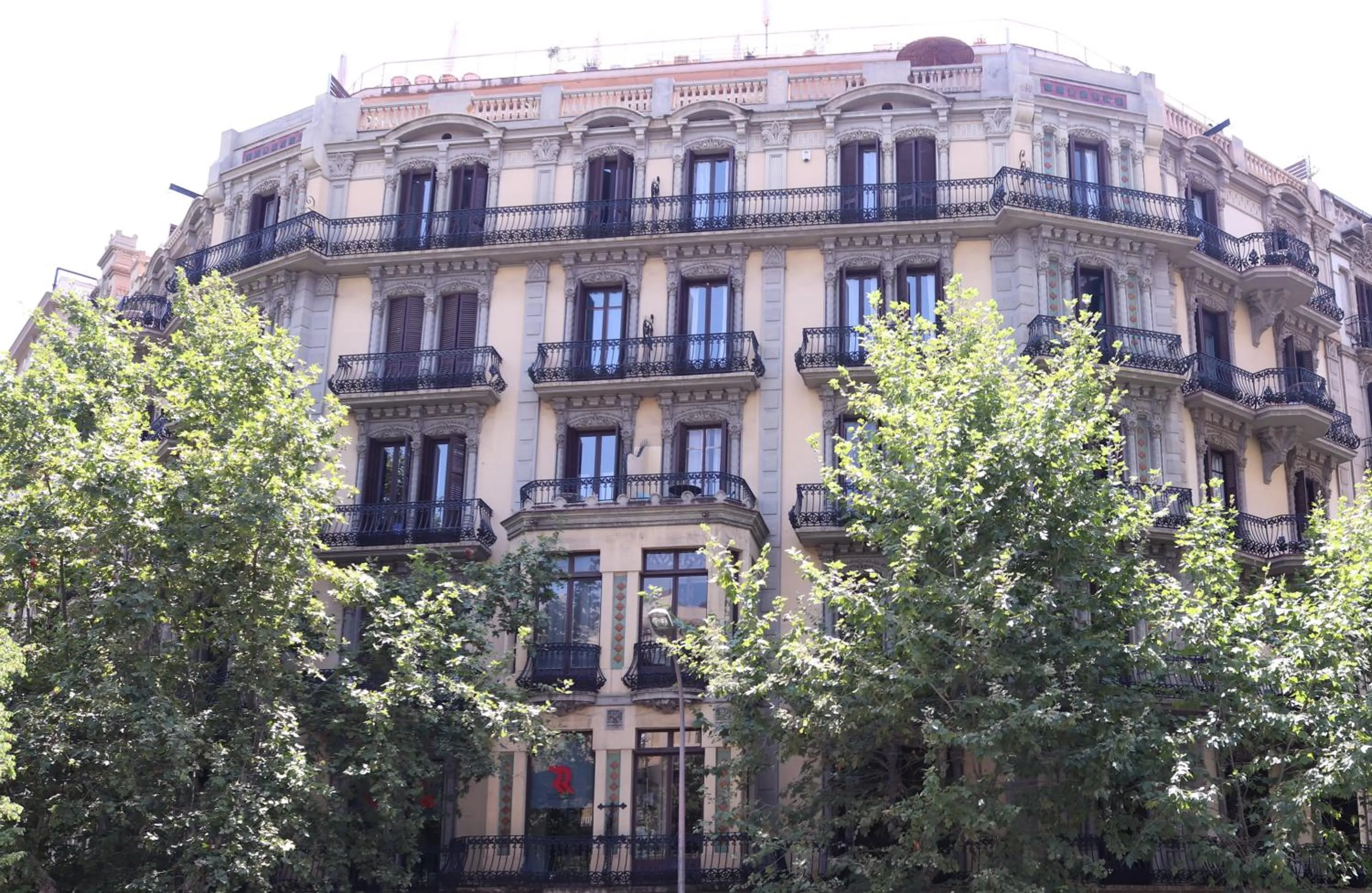 Property building in BCN Rambla Catalunya Apartments