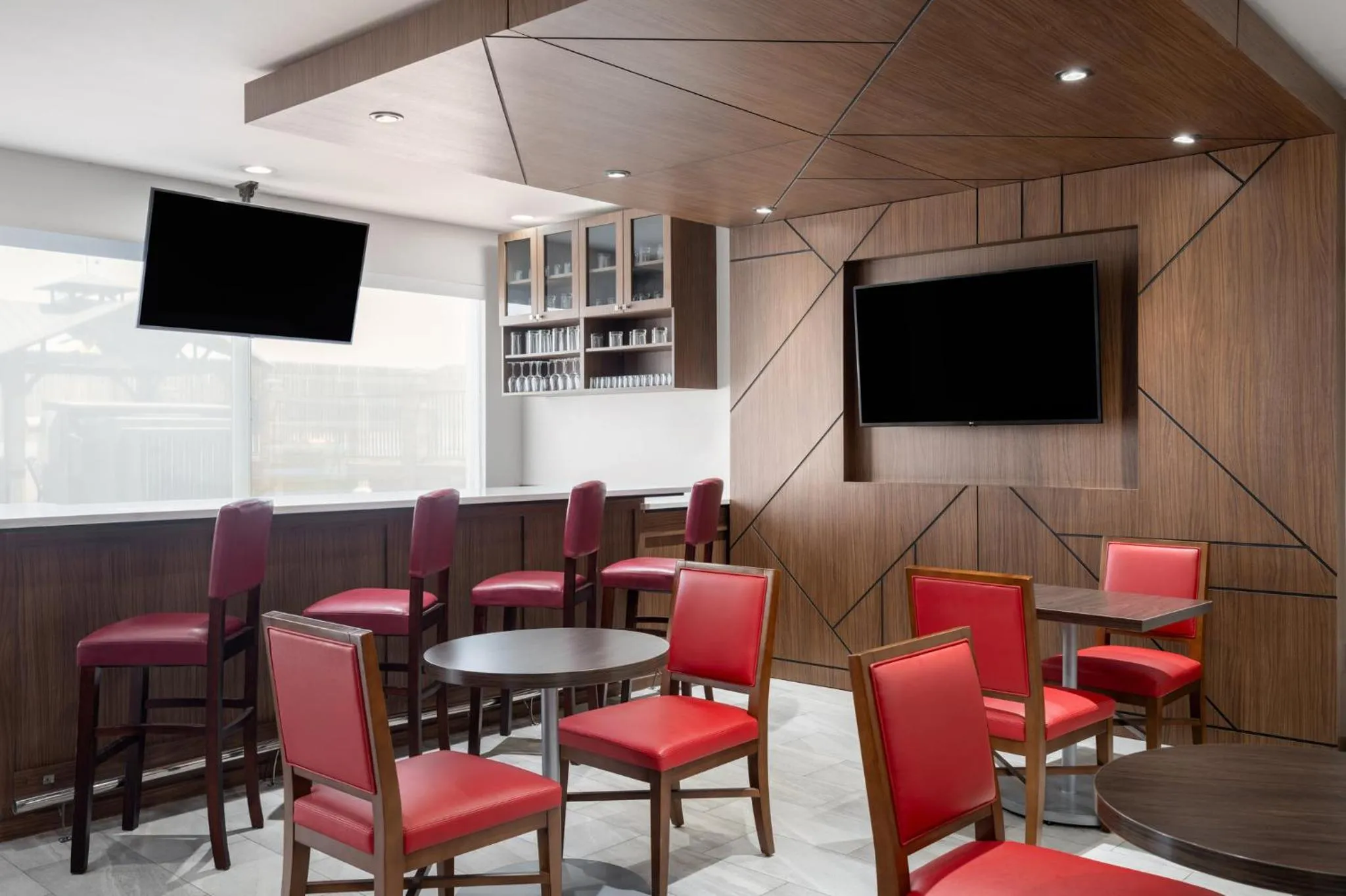 Lounge or bar in Holiday Inn Express and Suites Snyder by IHG