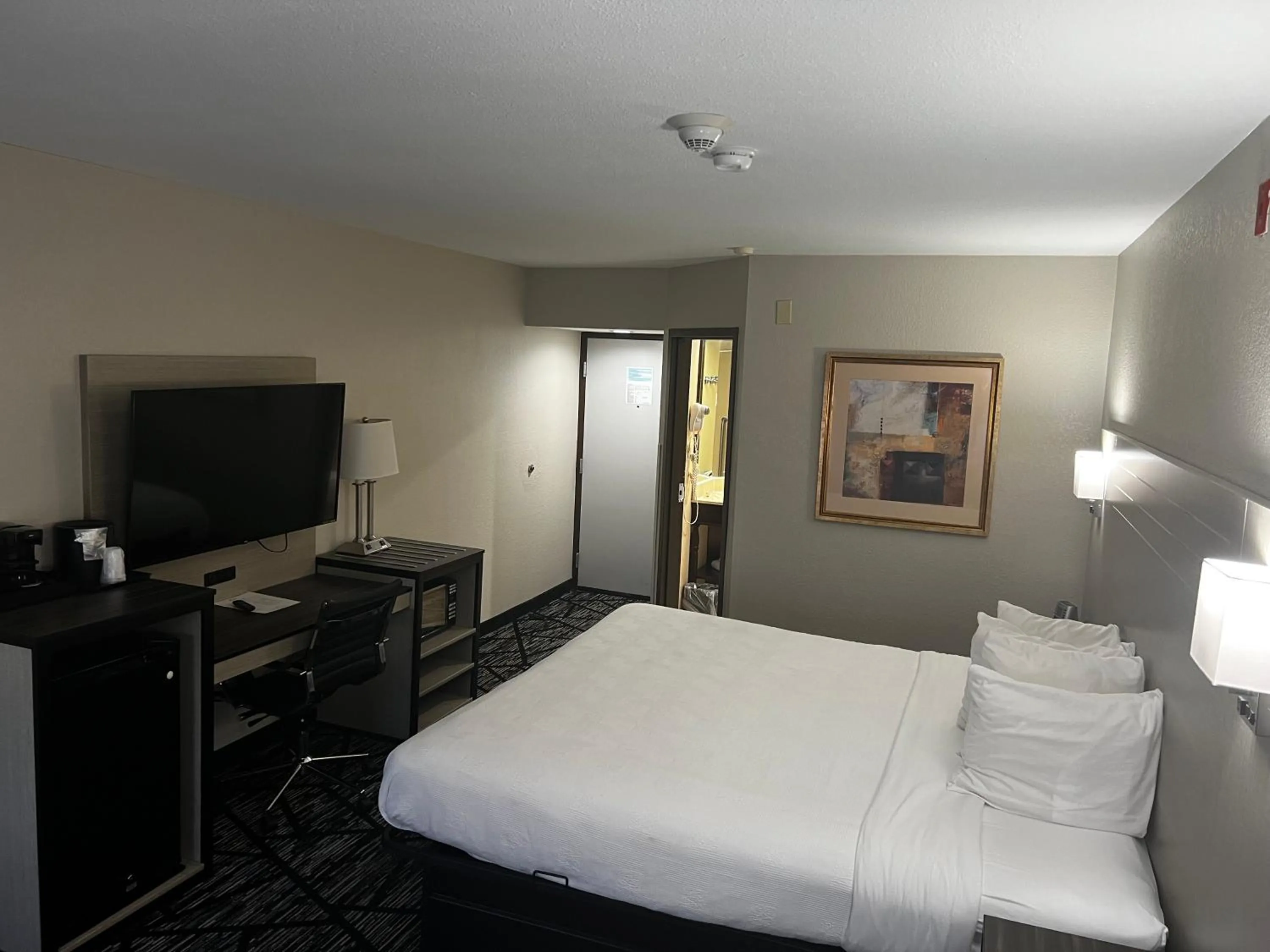 TV and multimedia, Bed in Baymont By Wyndham Monroe Ohio