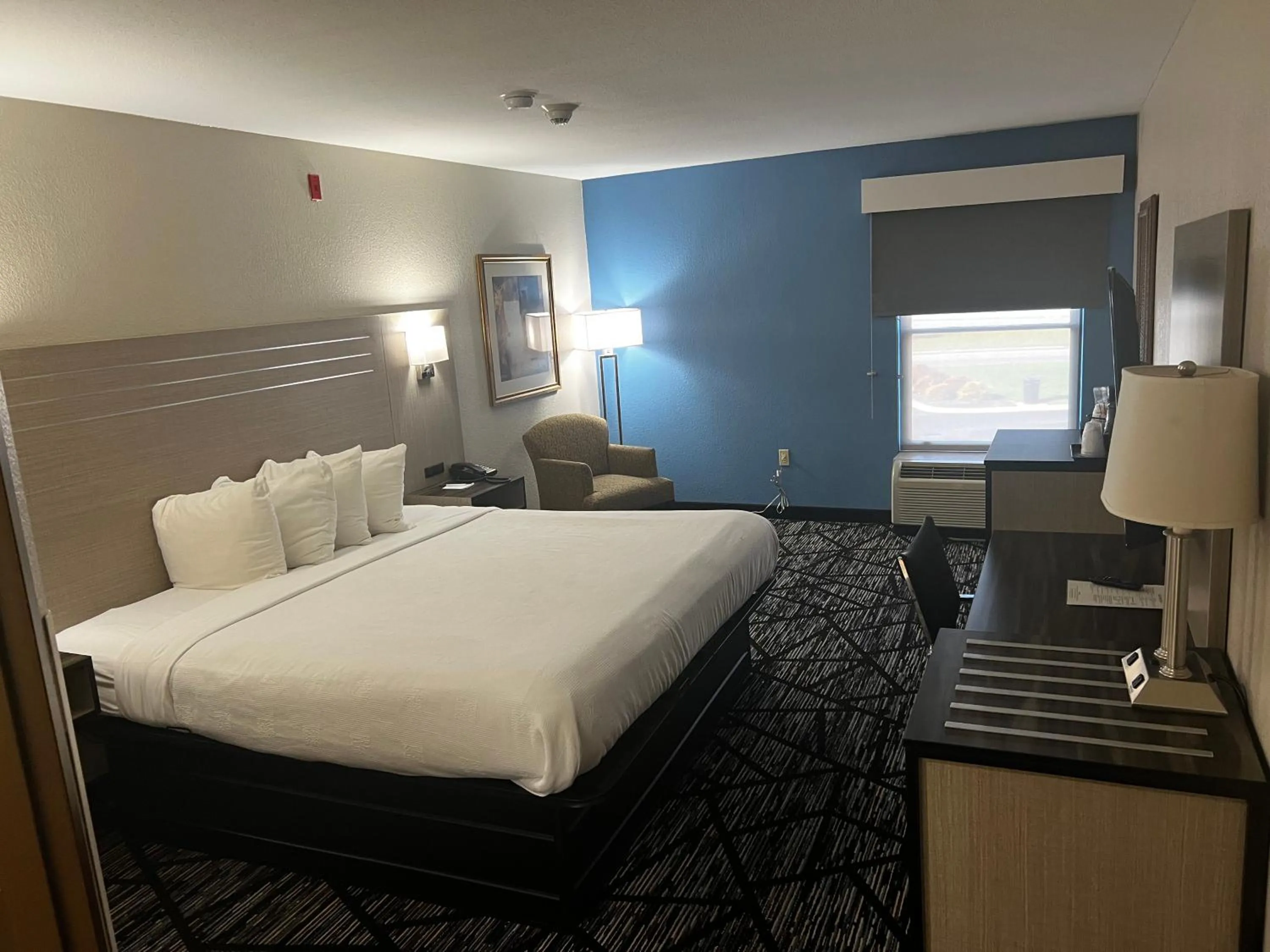 Bedroom, Bed in Baymont By Wyndham Monroe Ohio