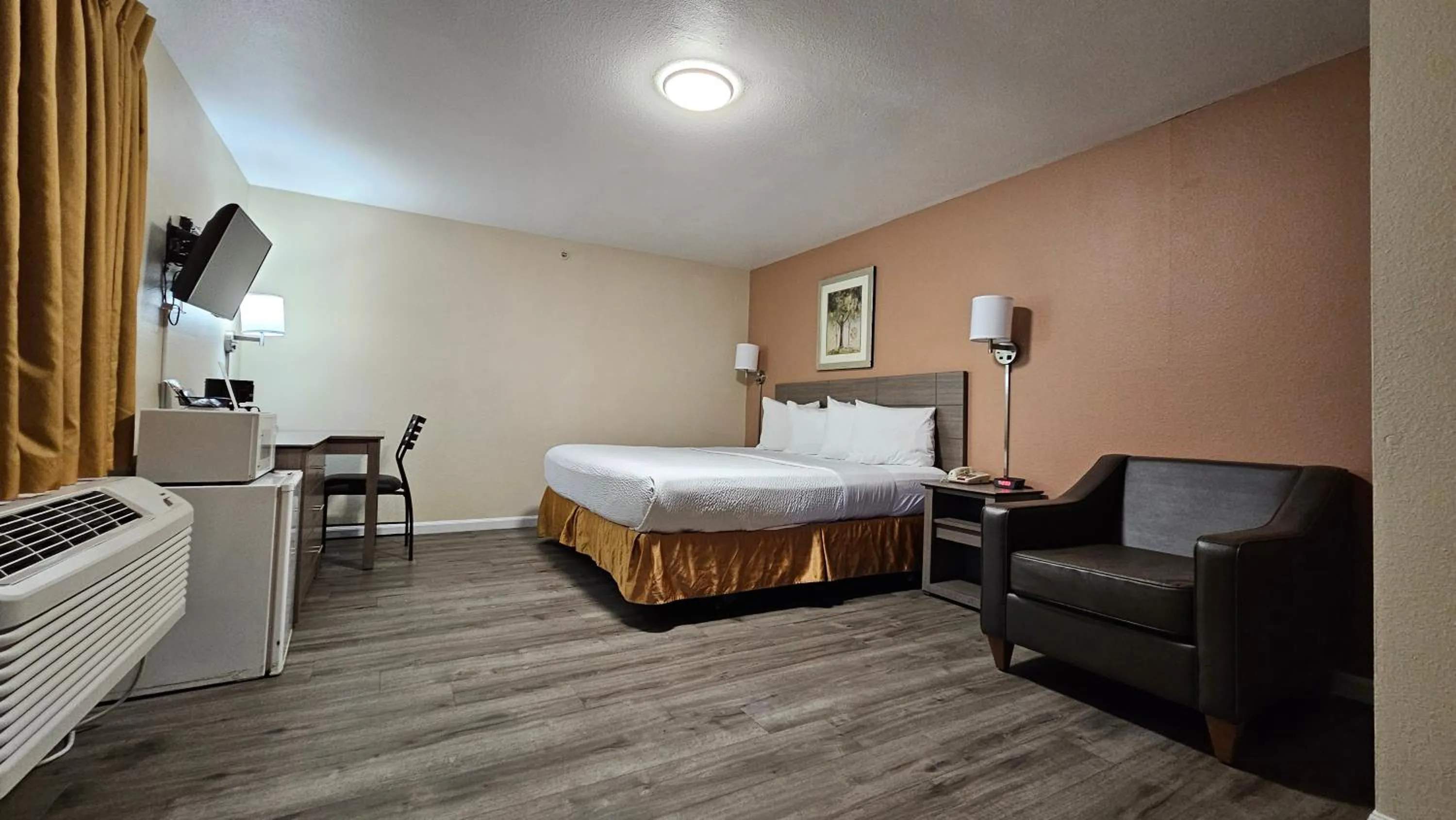 Photo of the whole room, Bed in Travelodge by Wyndham Wenatchee