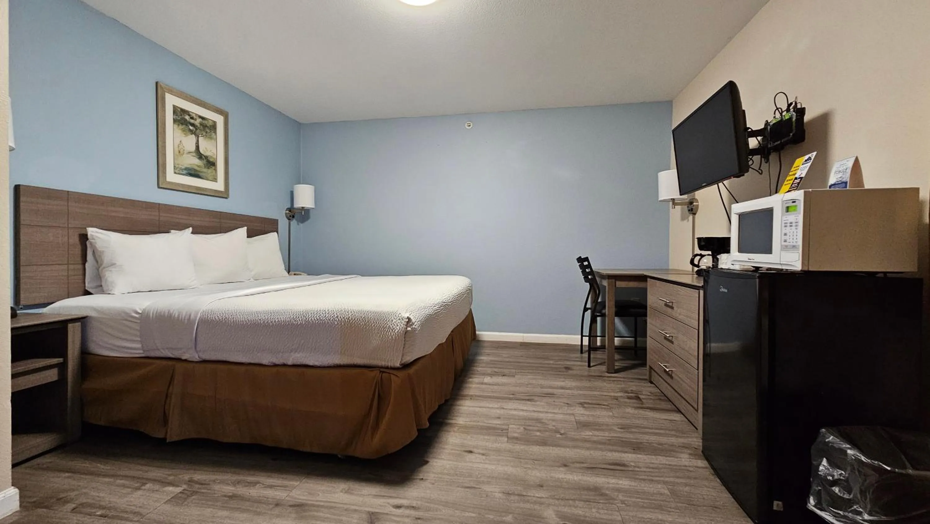 Bedroom, Bed in Travelodge by Wyndham Wenatchee