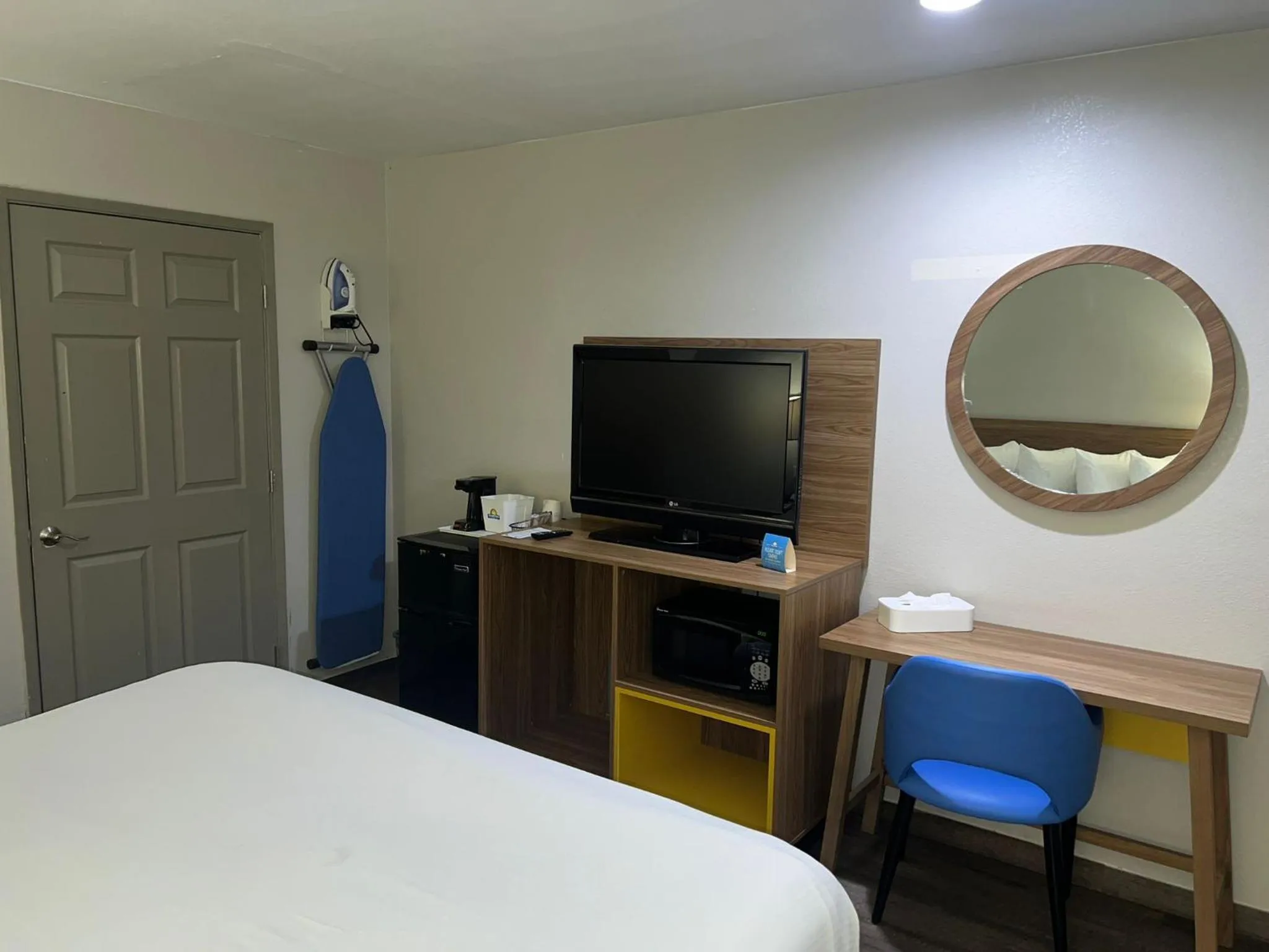 Living room, Bed in Days Inn by Wyndham El Centro