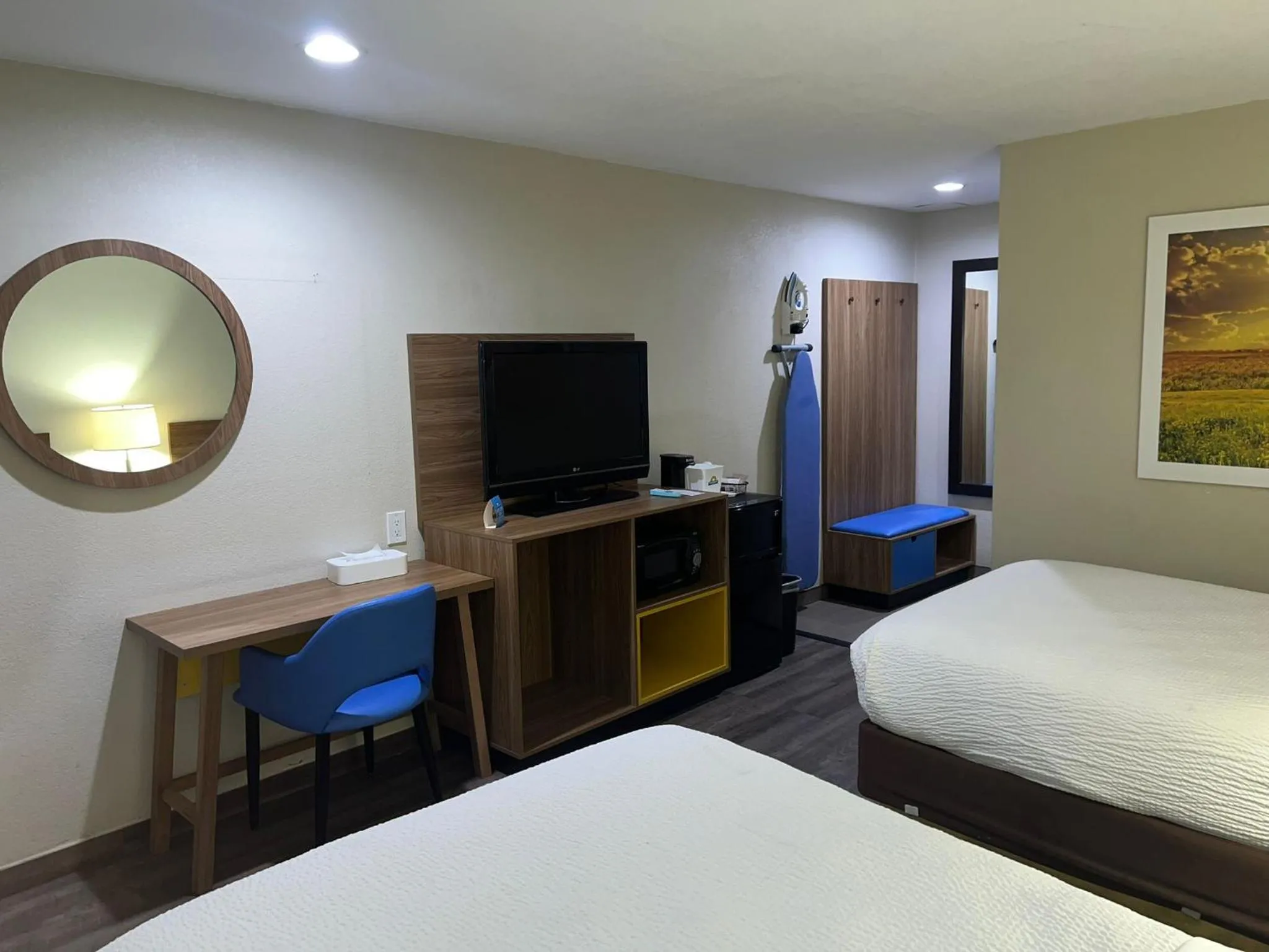 Living room, Bed in Days Inn by Wyndham El Centro