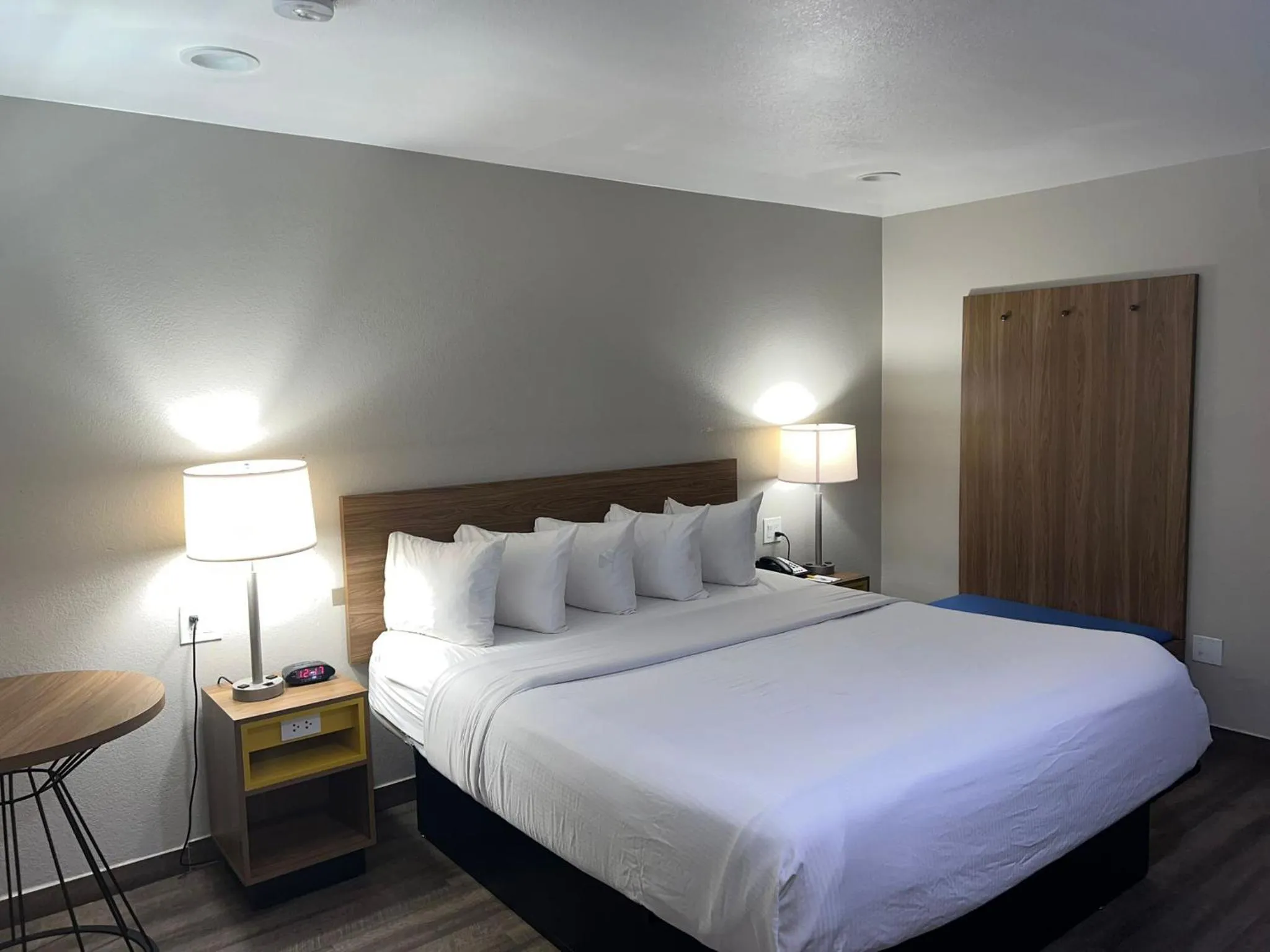 Bedroom, Bed in Days Inn by Wyndham El Centro