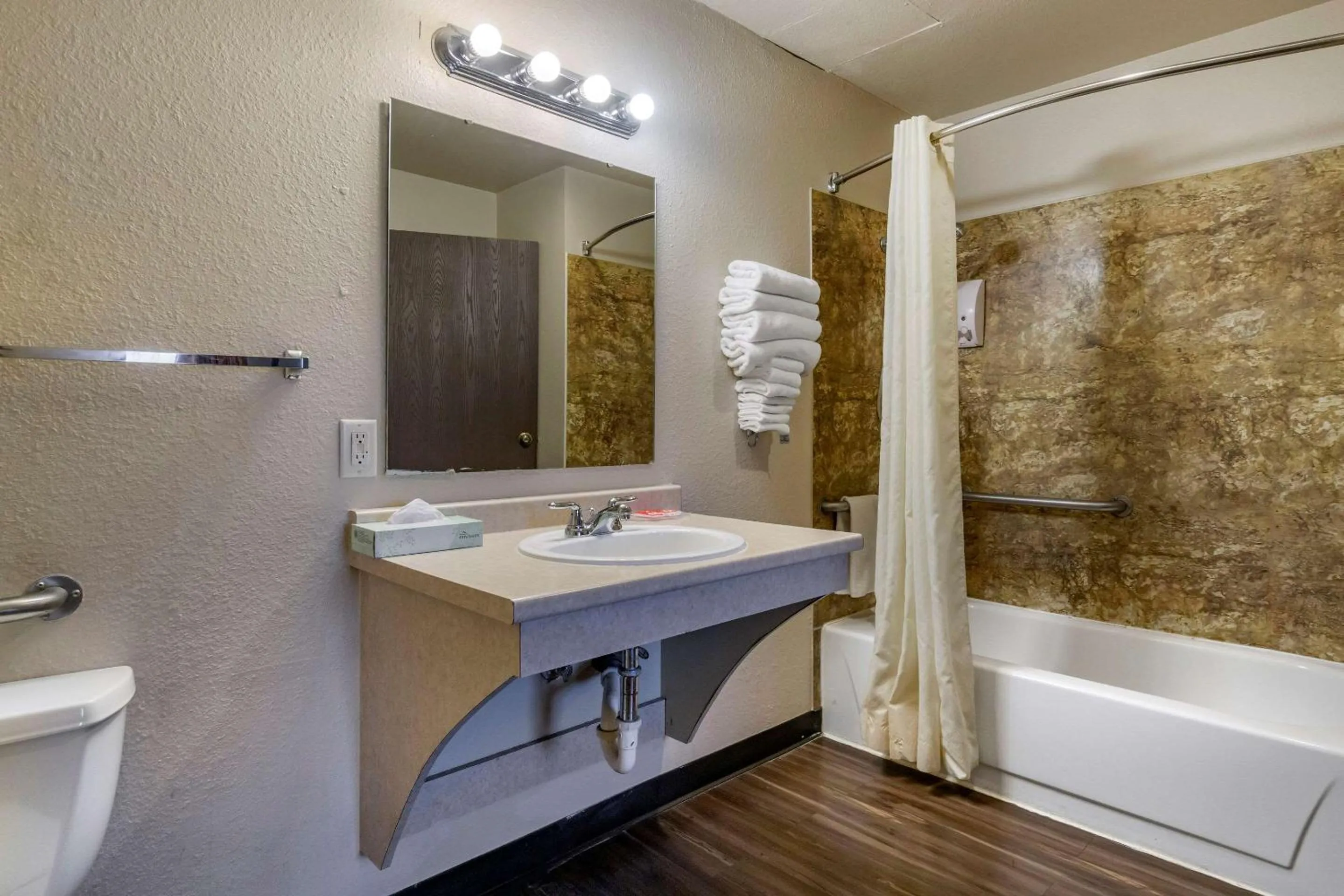 Bathroom in Econo Lodge Ellensburg Near University