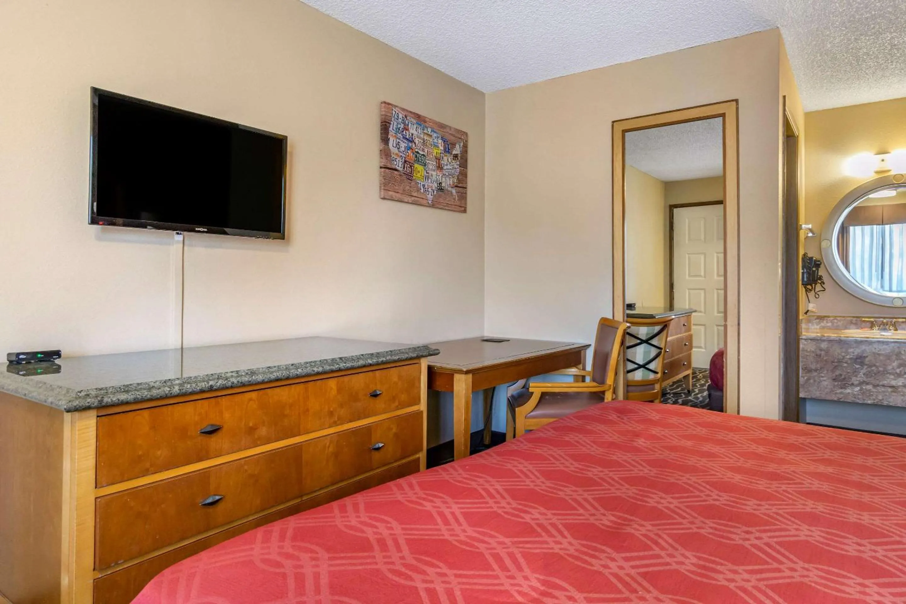 Photo of the whole room, Bed in Econo Lodge Ellensburg Near University