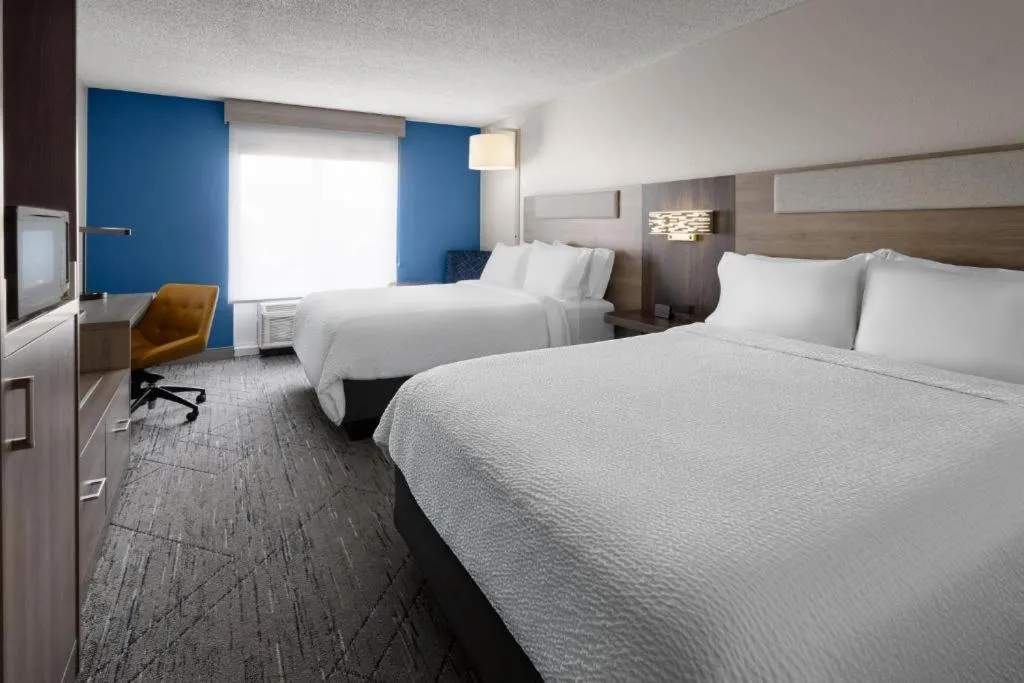 Bed in Holiday Inn Express and Suites Newberry by IHG