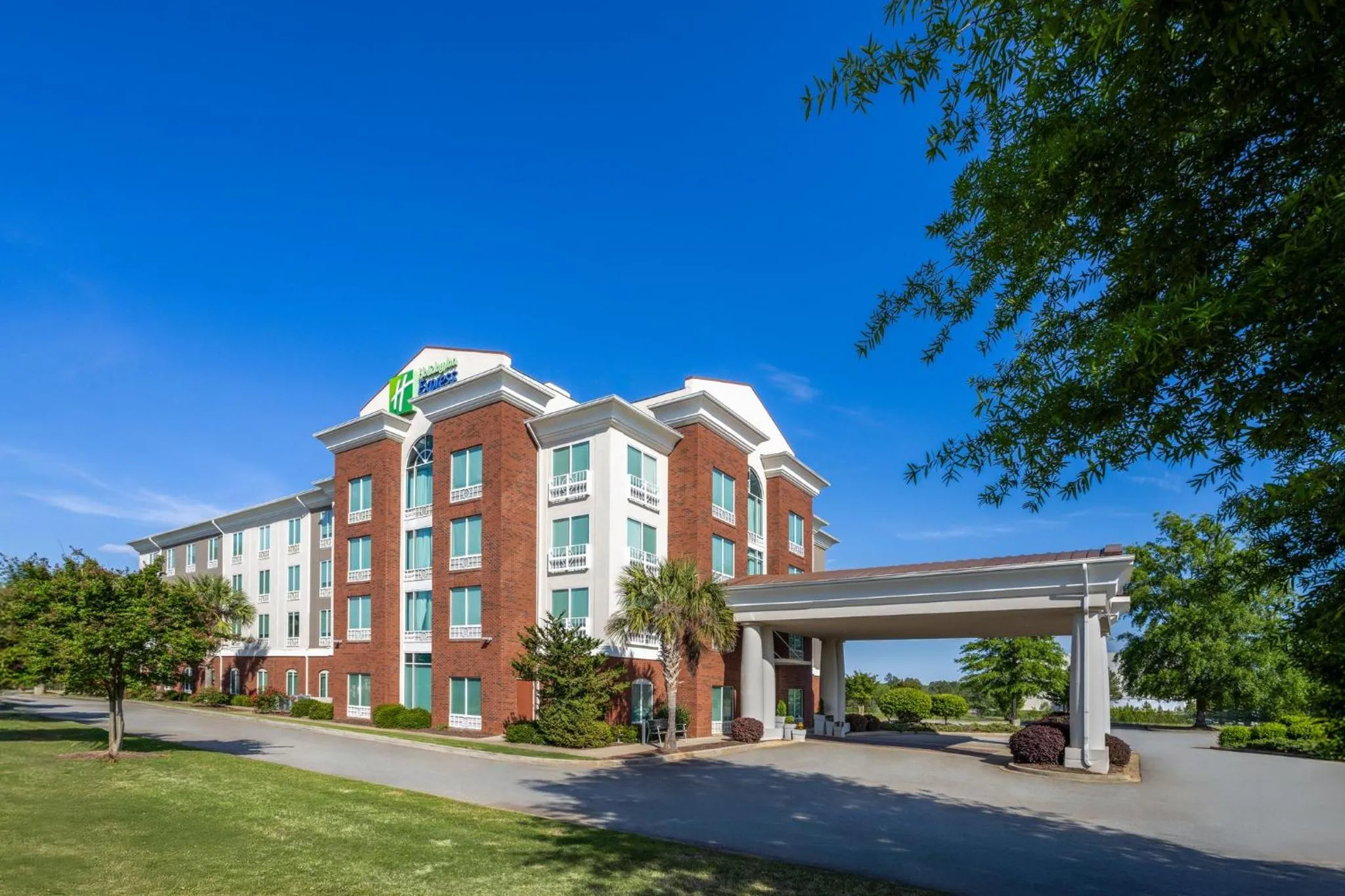 Property building in Holiday Inn Express and Suites Newberry by IHG