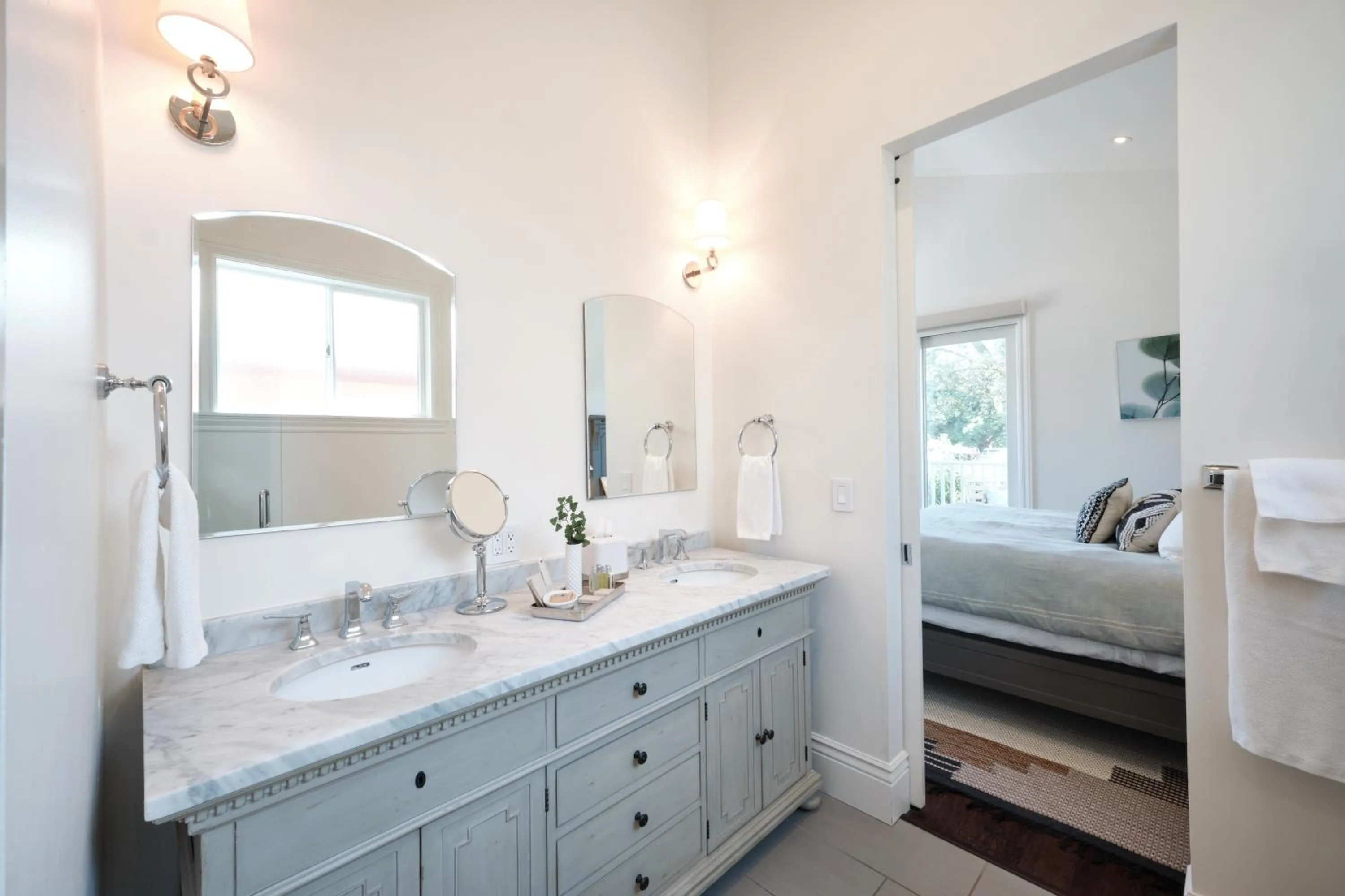 Bathroom, Bed in The Setting Inn Napa Valley