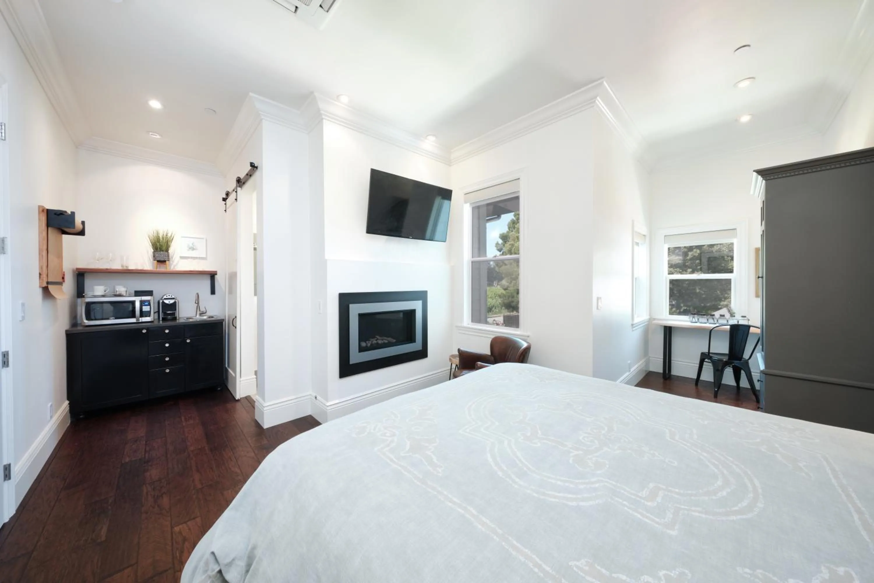 TV and multimedia, Bed in The Setting Inn Napa Valley