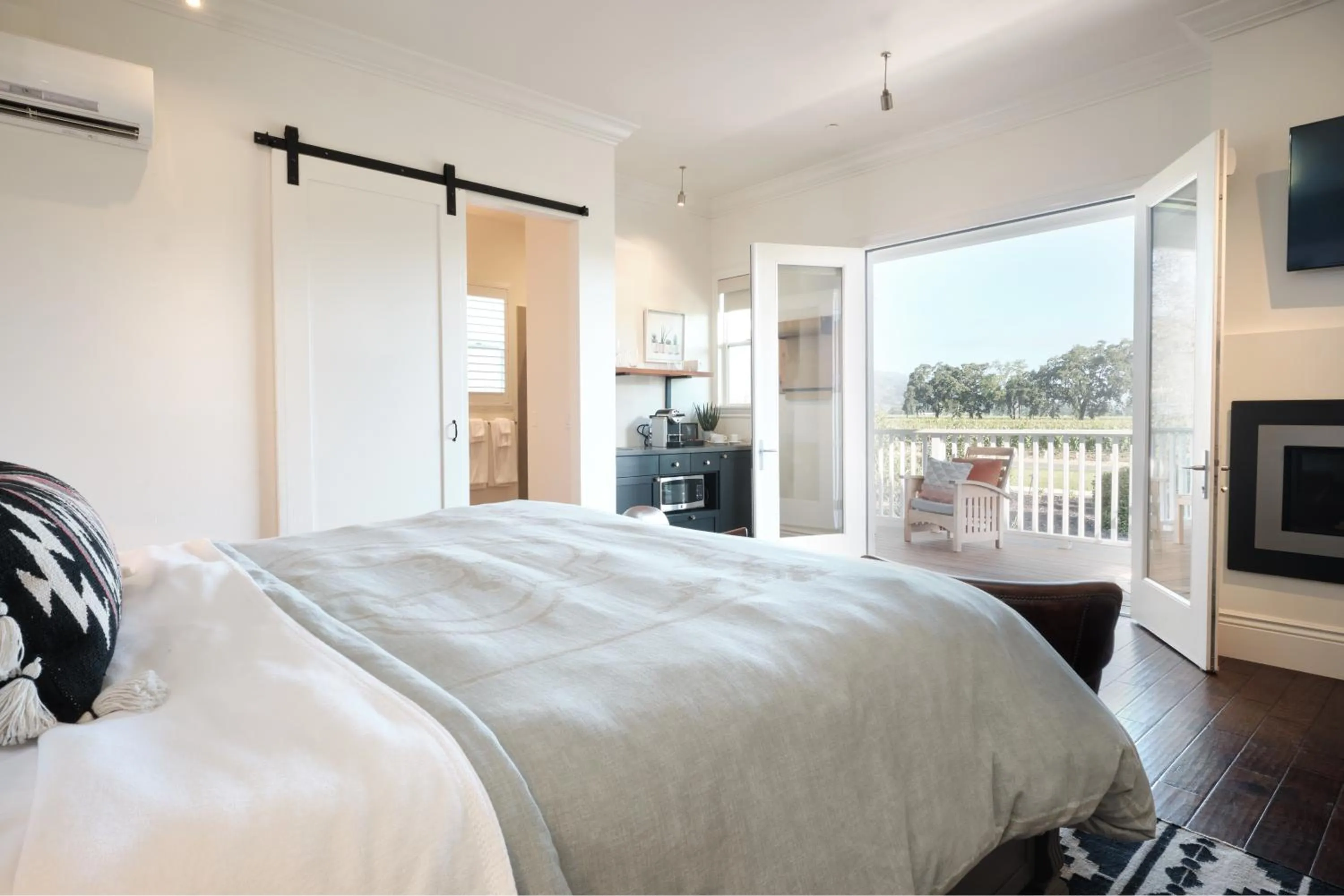 Bed in The Setting Inn Napa Valley