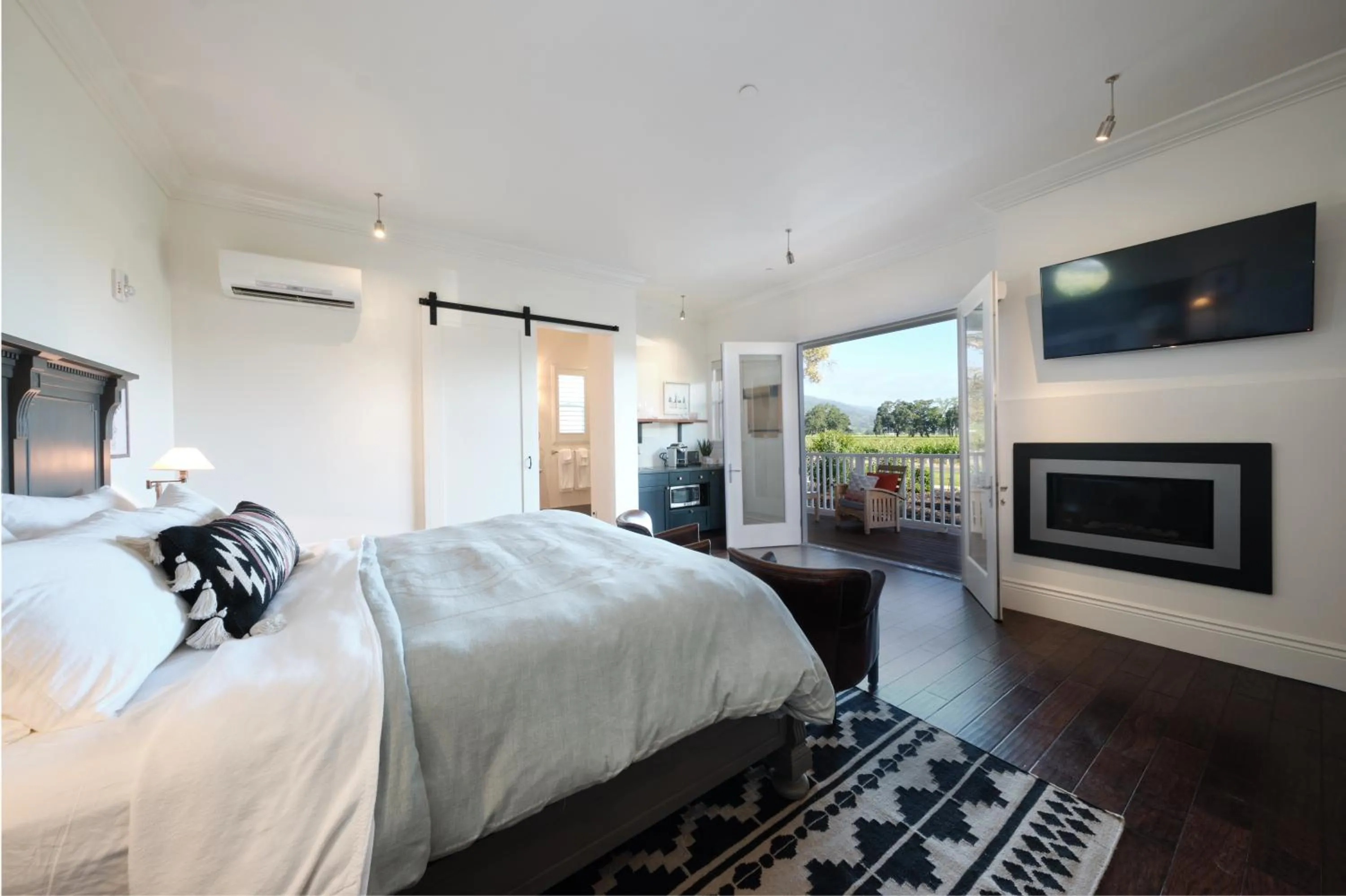 Balcony/Terrace, Bed in The Setting Inn Napa Valley