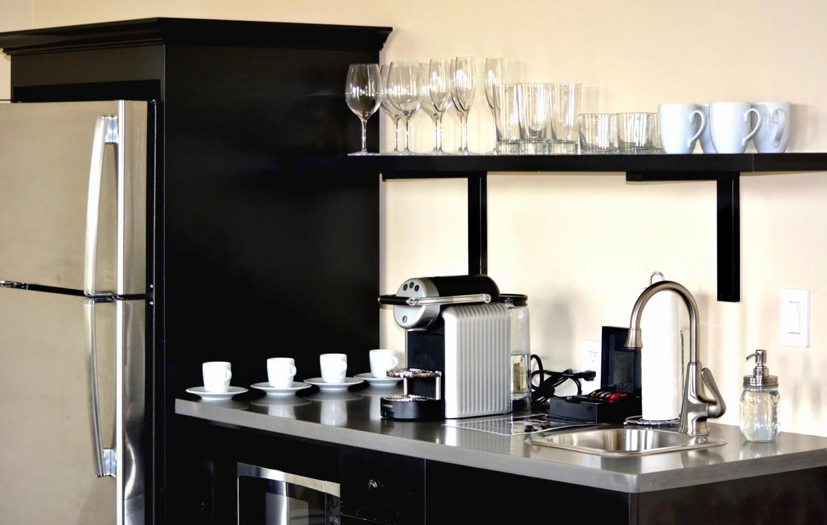 Kitchen or kitchenette in The Setting Inn Napa Valley