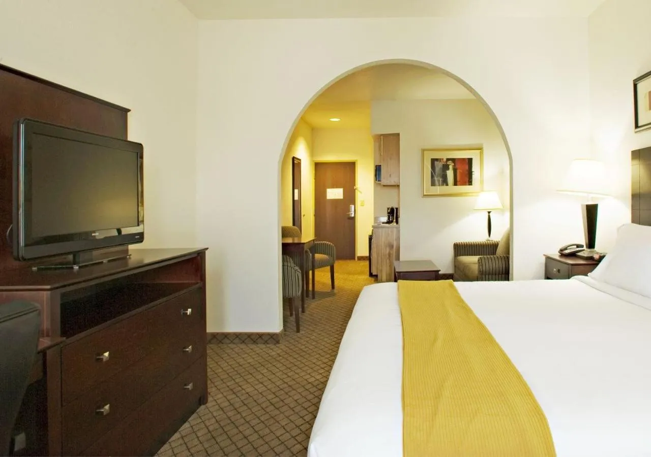 Bed in Holiday Inn Express & Suites Childress by IHG