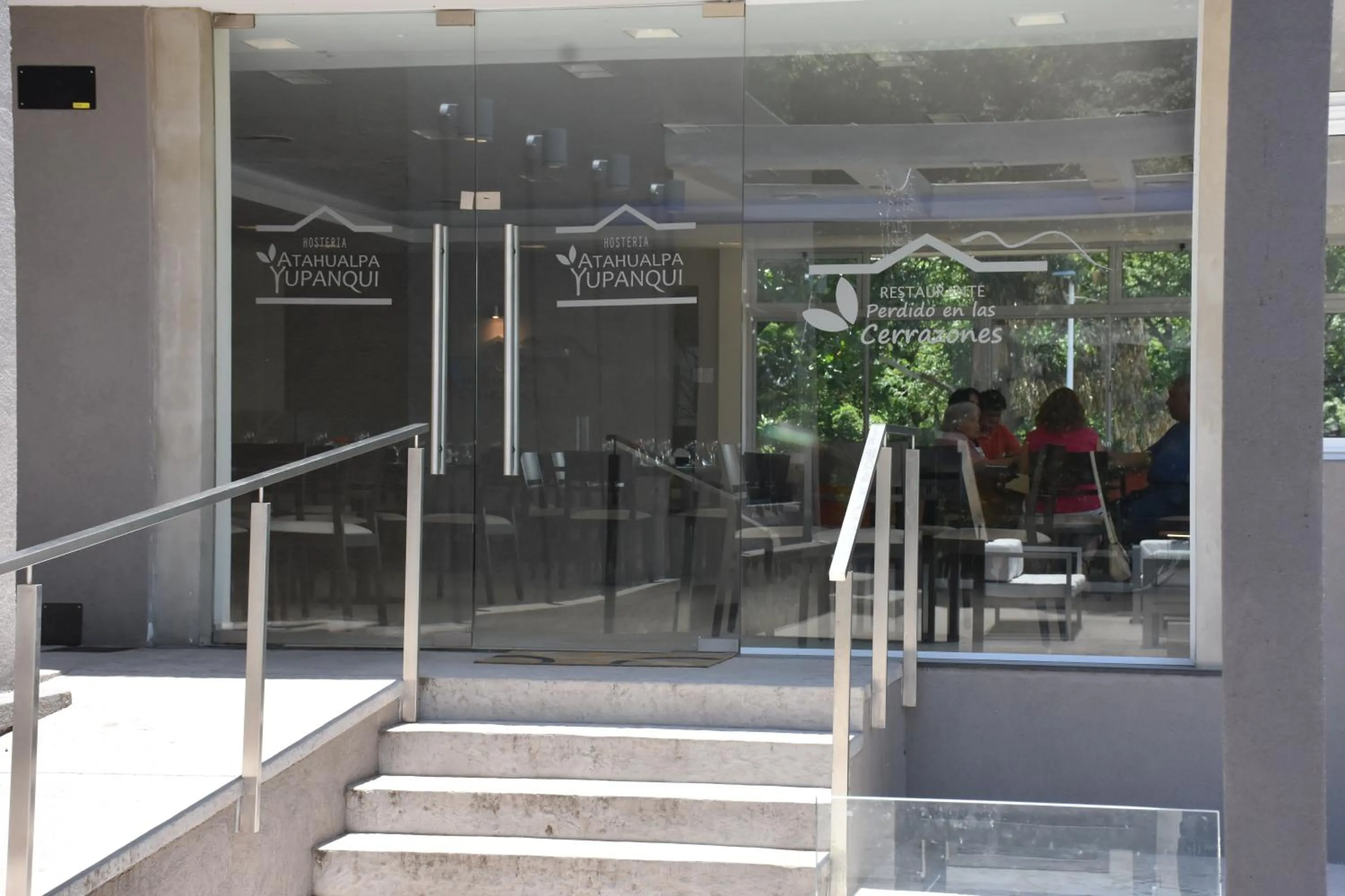 group of guests in Hostería Atahualpa Yupanqui