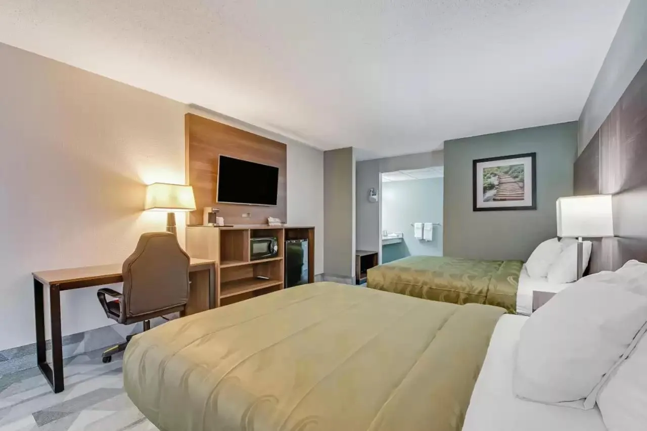 Bed in Quality Inn Dalton East