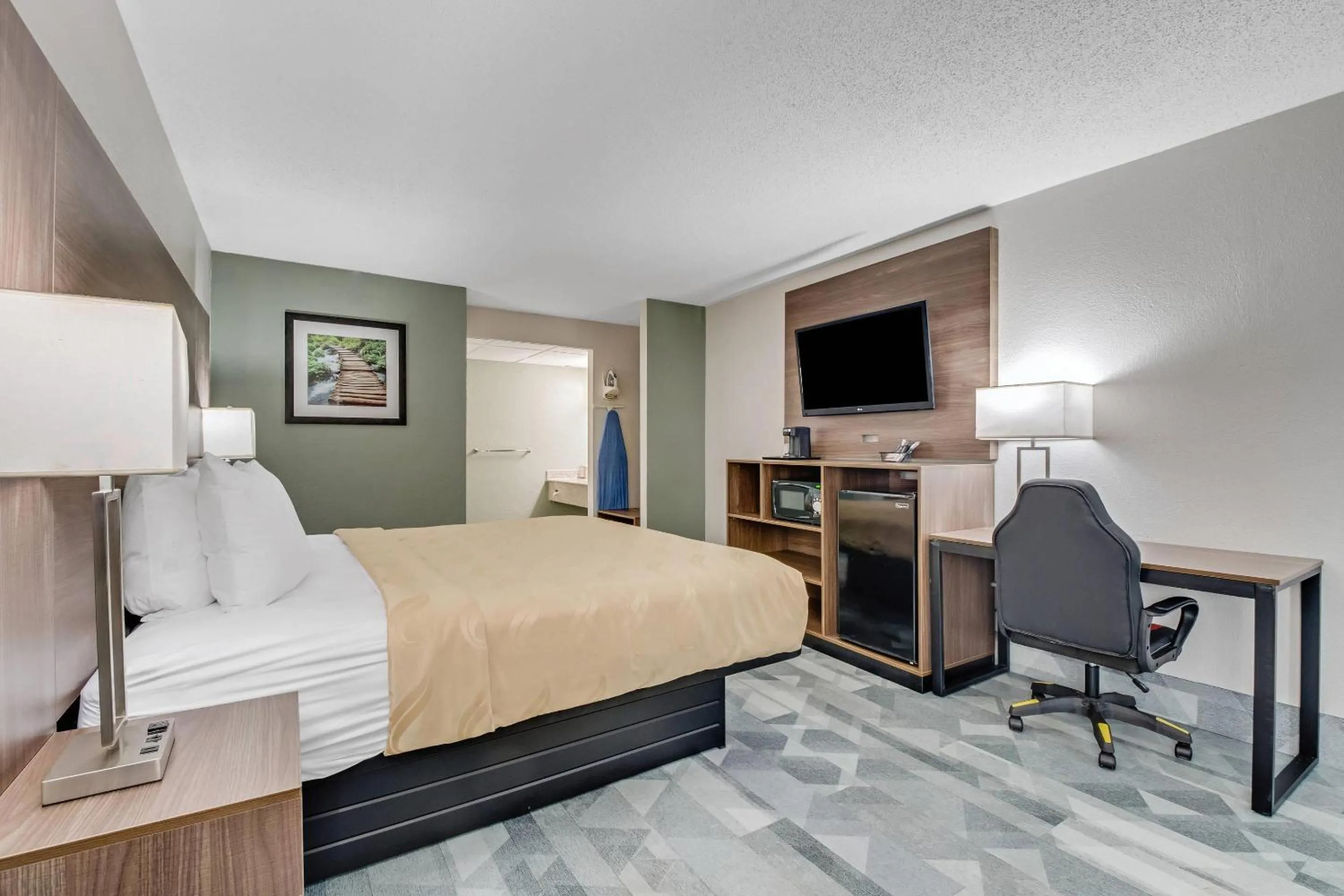 Bedroom, Bed in Quality Inn Dalton East