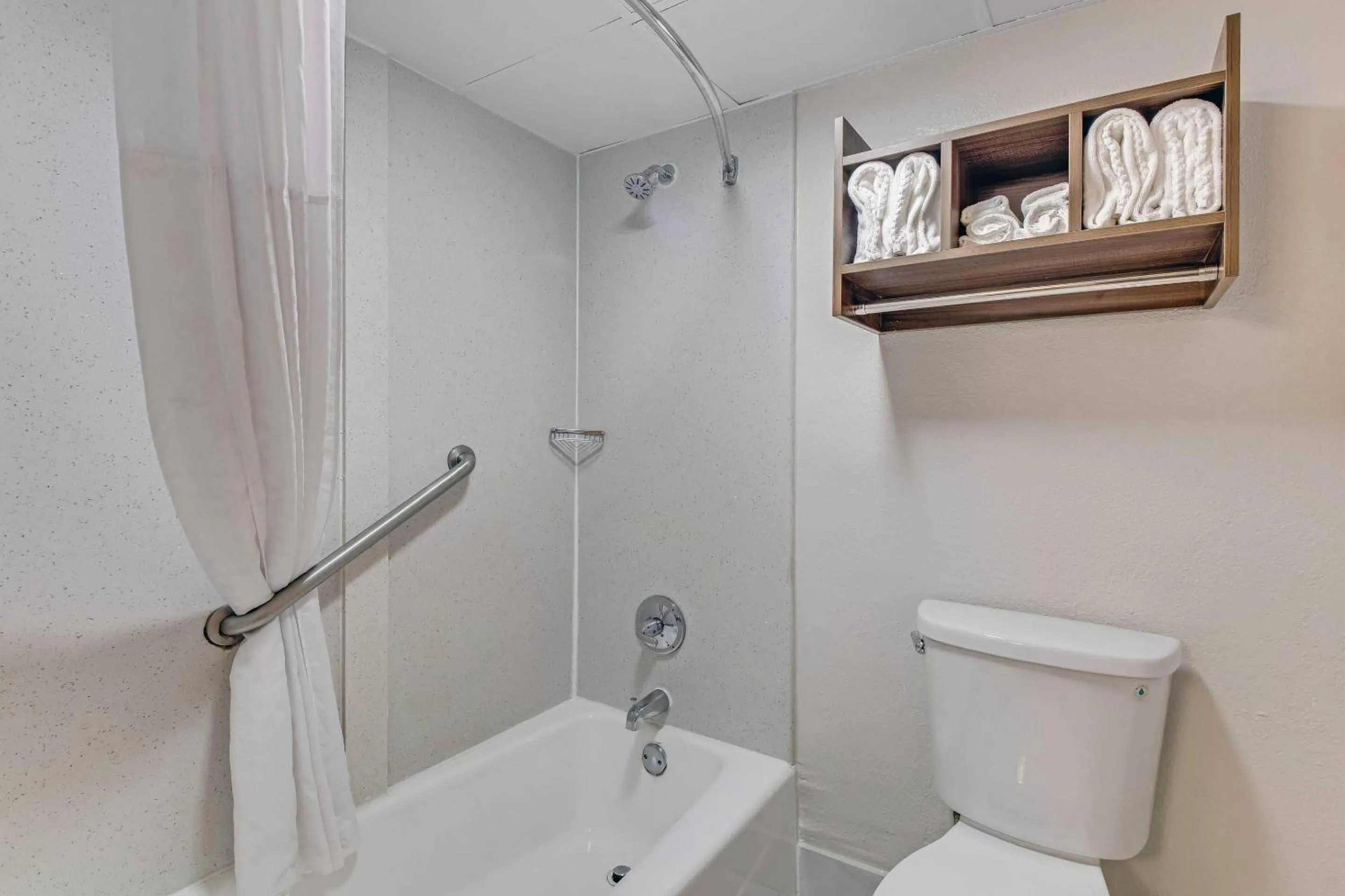 Bedroom in Quality Inn Dalton East