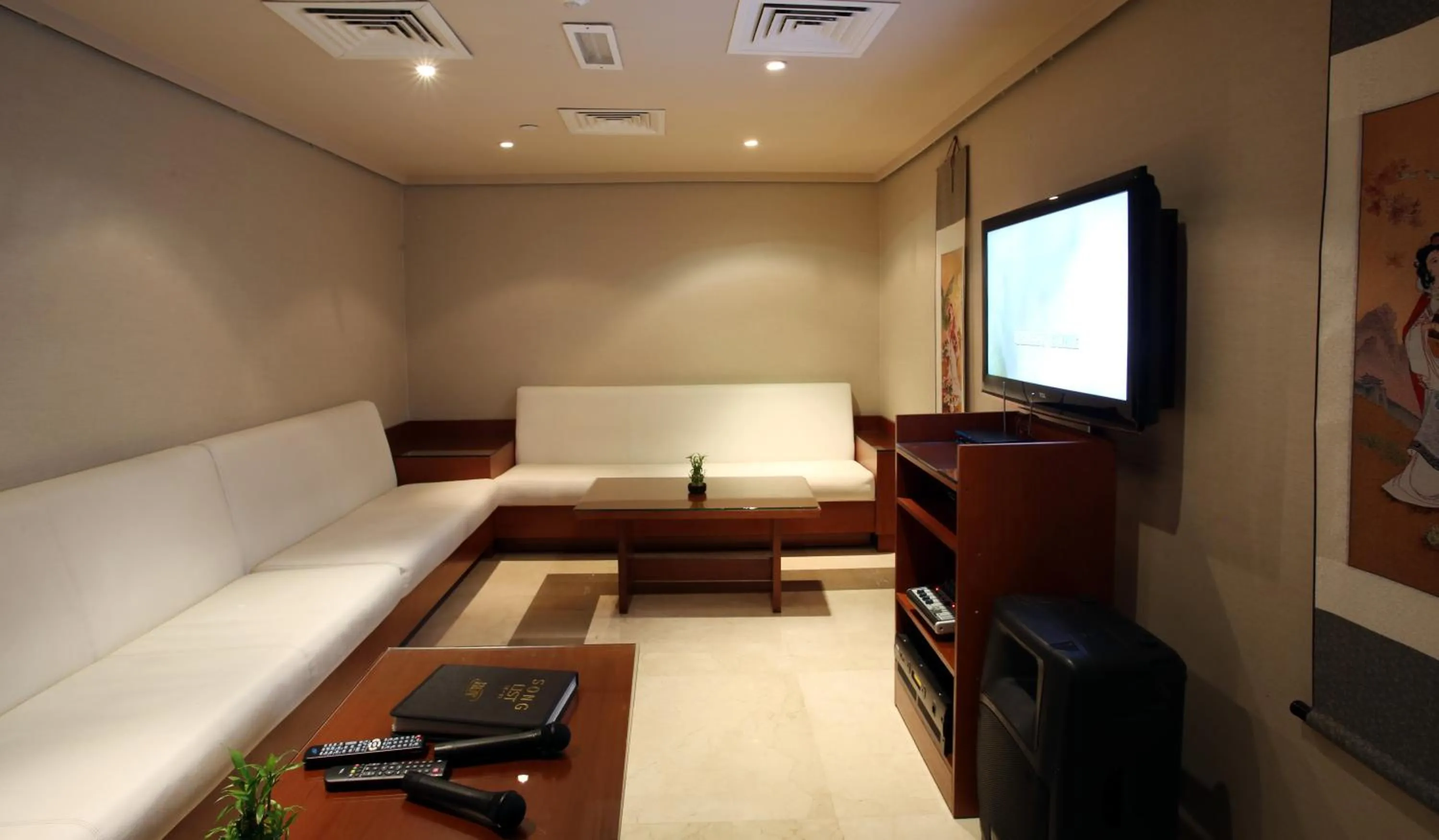 Karaoke, Bed in Ramada Downtown Abu Dhabi
