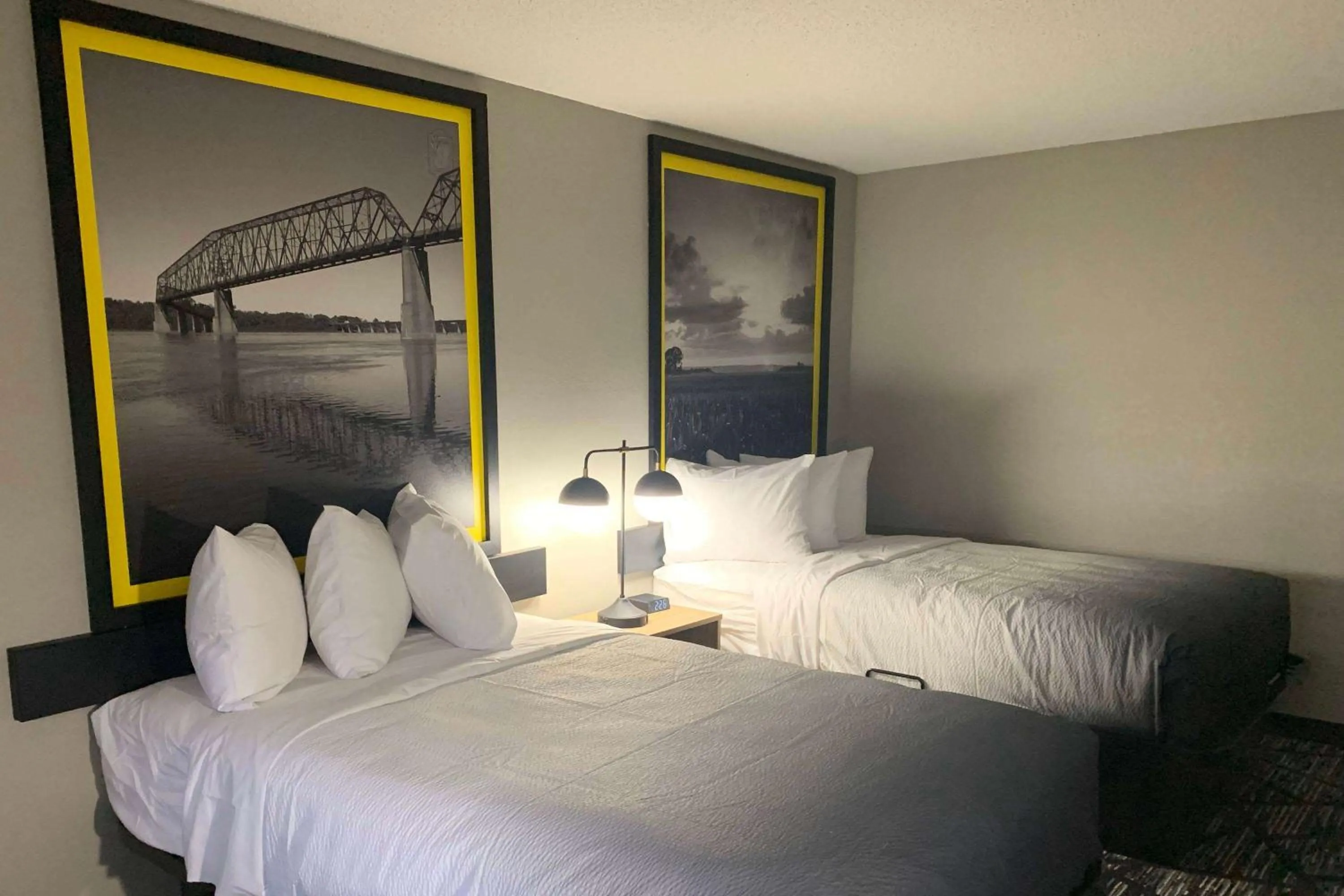 Photo of the whole room, Bed in Super 8 by Wyndham Kirksville-University Area