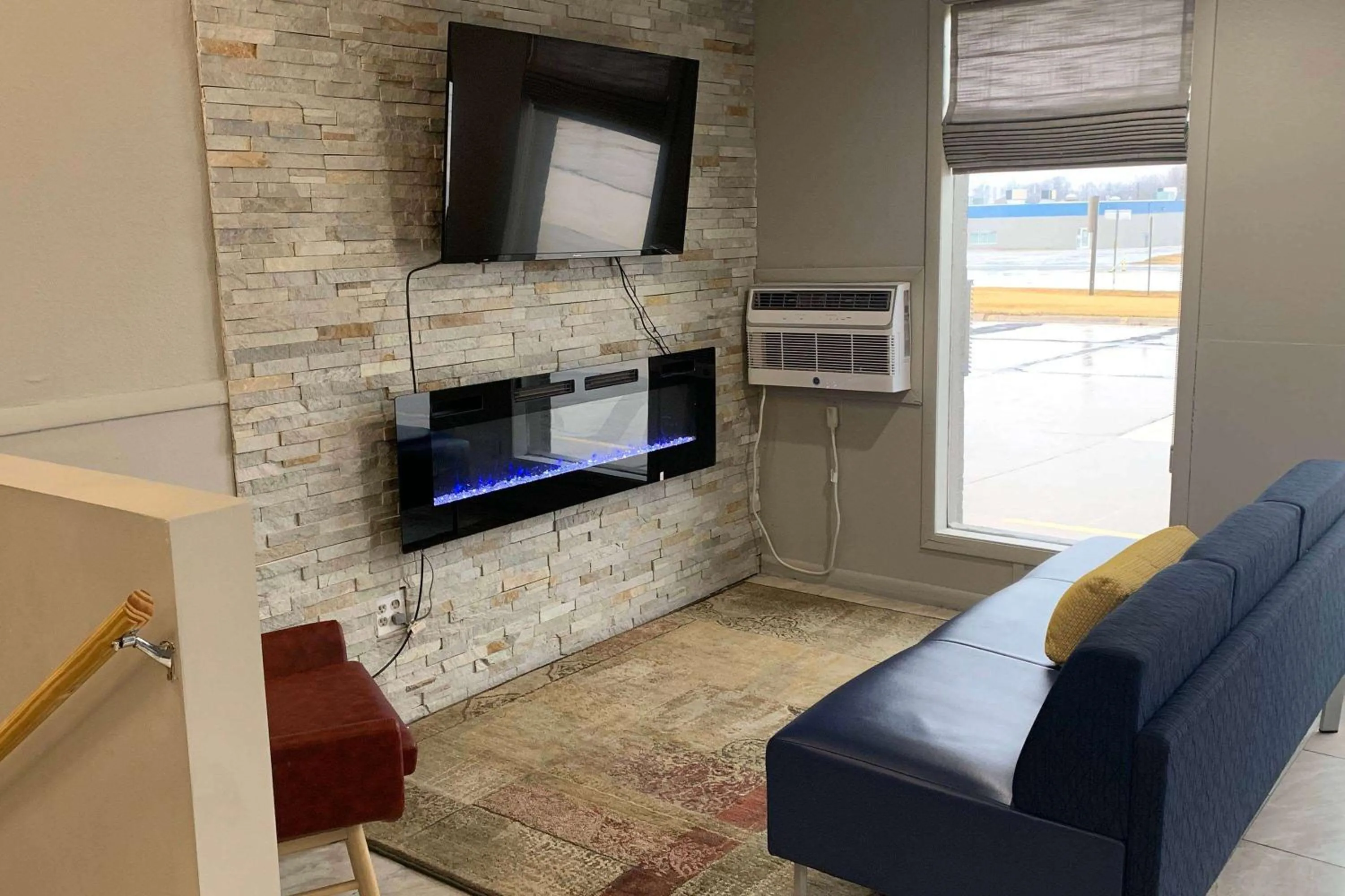 Lobby or reception in Super 8 by Wyndham Kirksville-University Area