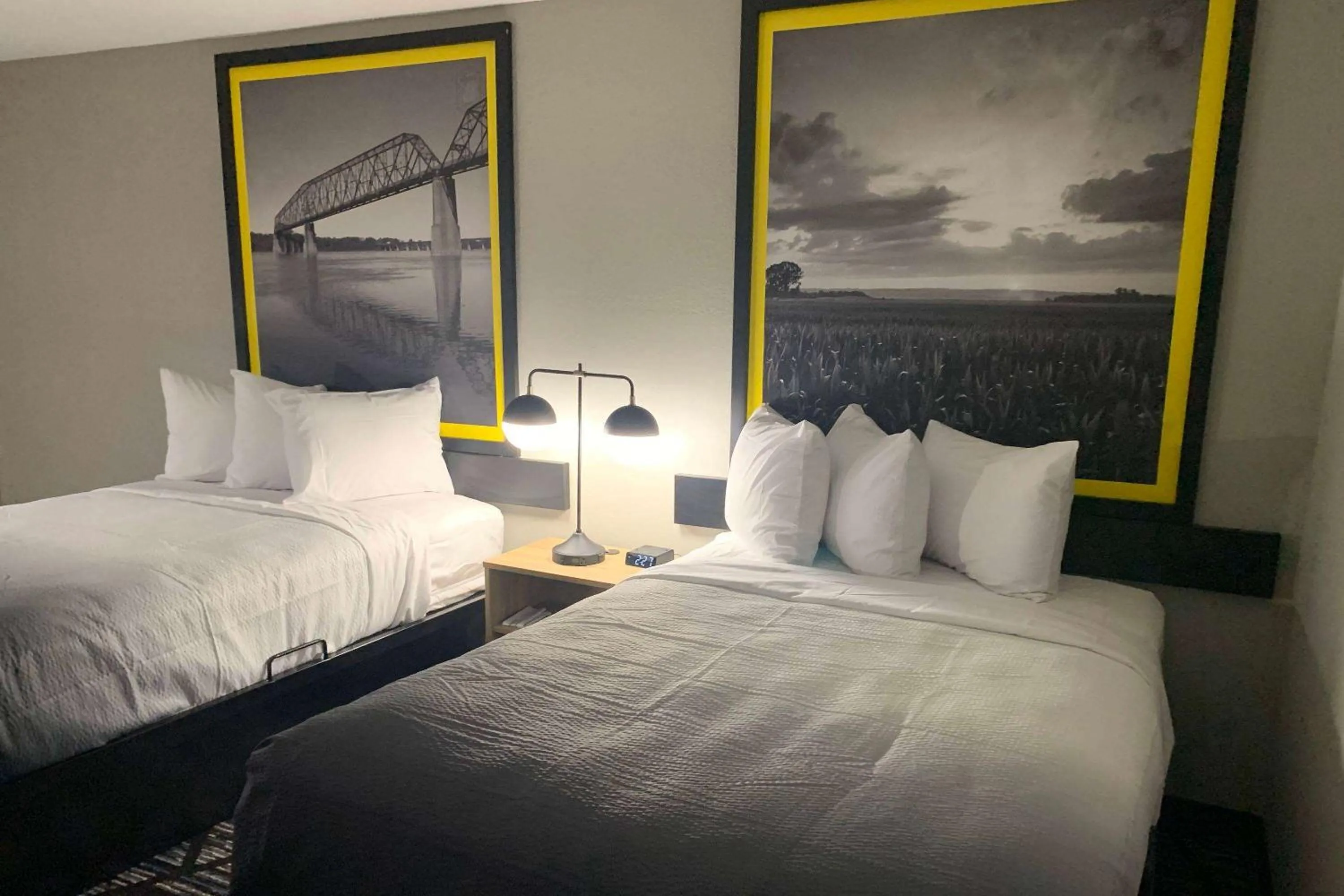 Photo of the whole room, Bed in Super 8 by Wyndham Kirksville-University Area