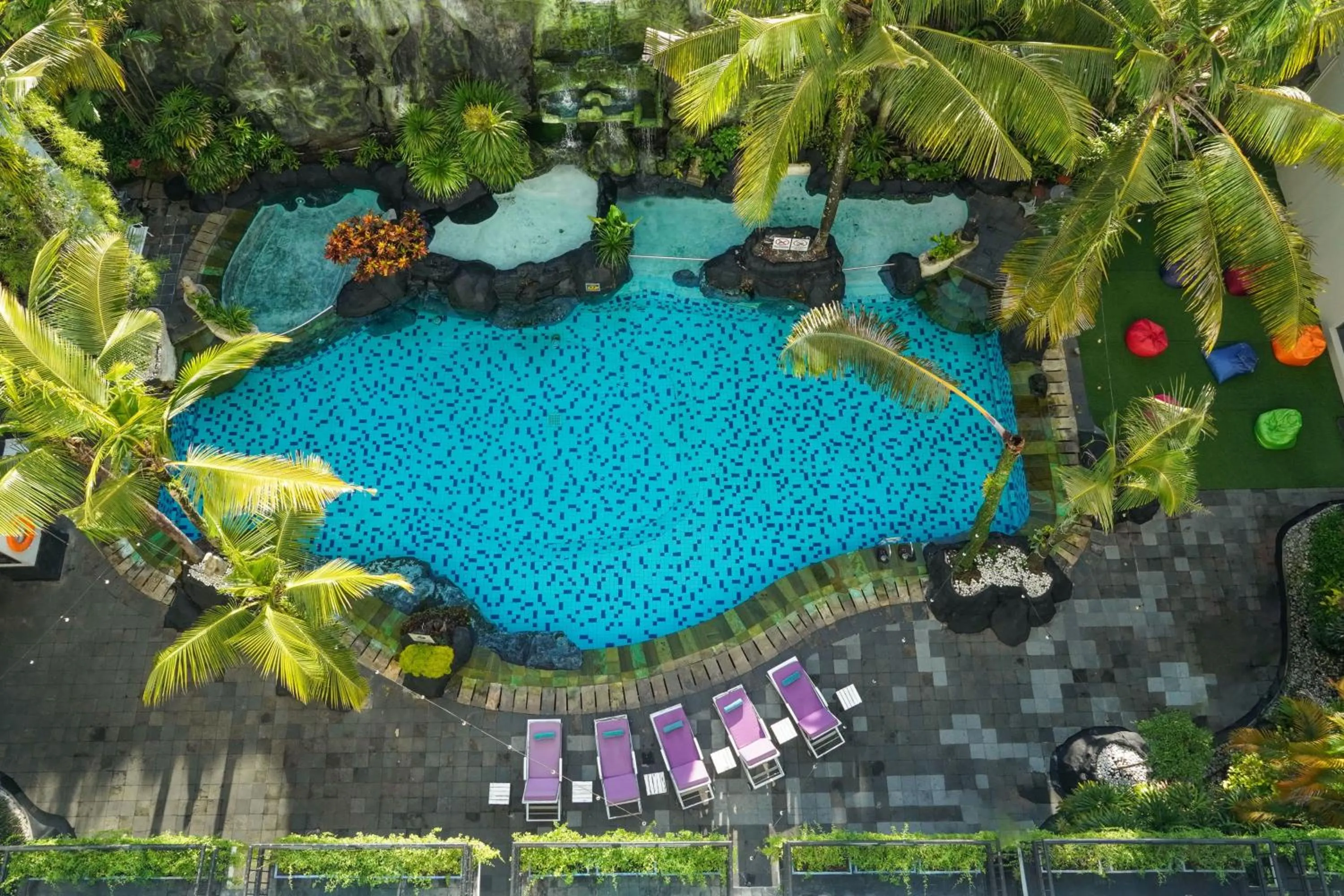 Pool view in Kimaya Sudirman Yogyakarta by Harris