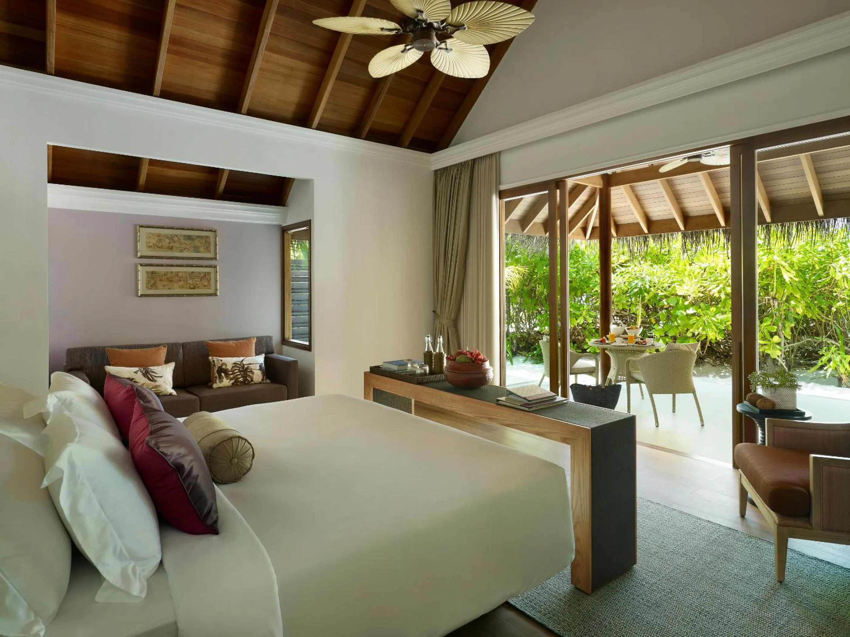 Photo of the whole room, Bed in Dusit Thani Maldives - Mudhdhoo Island, Baa Atoll