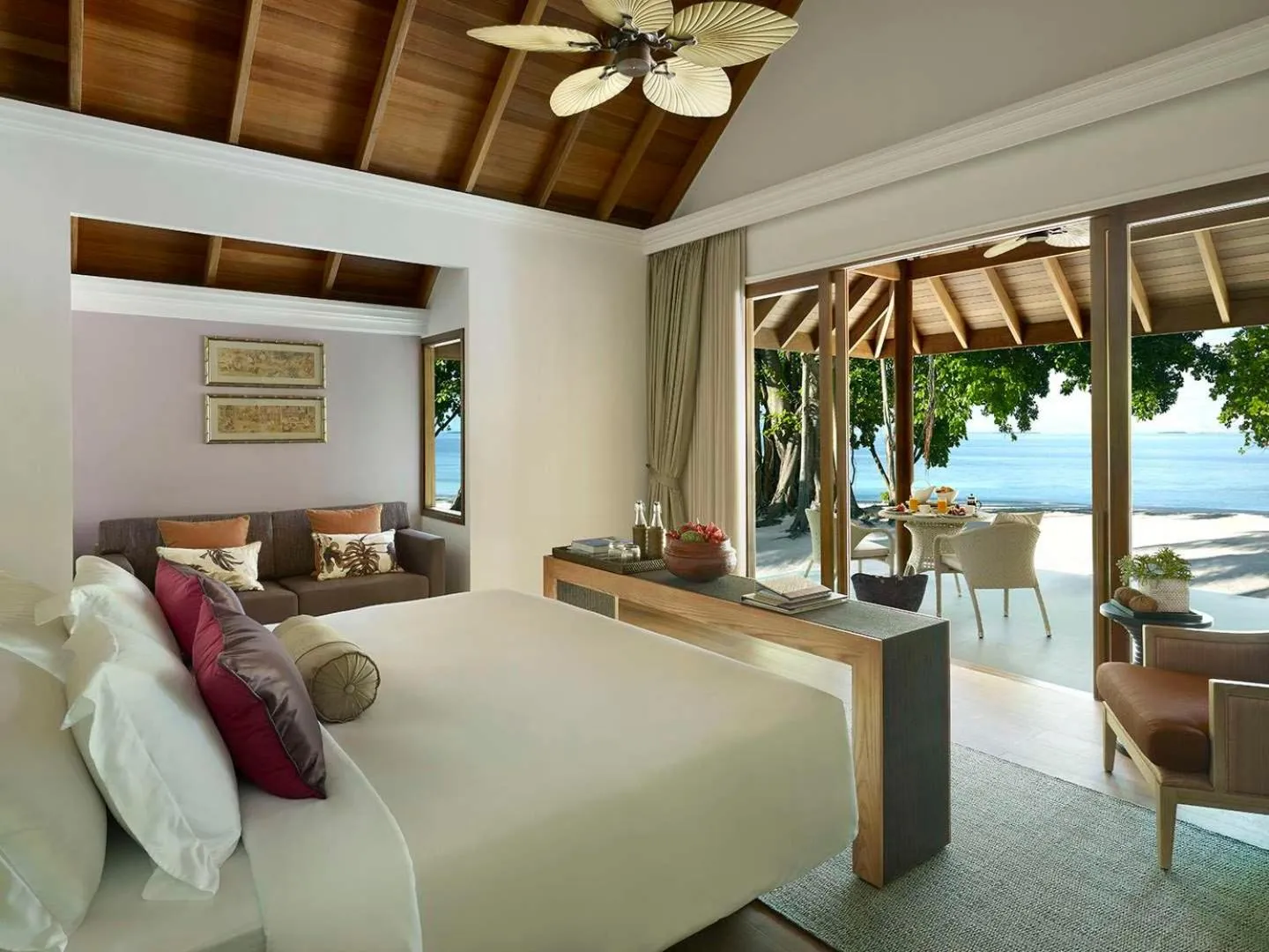 Bedroom, Bed in Dusit Thani Maldives - Mudhdhoo Island, Baa Atoll