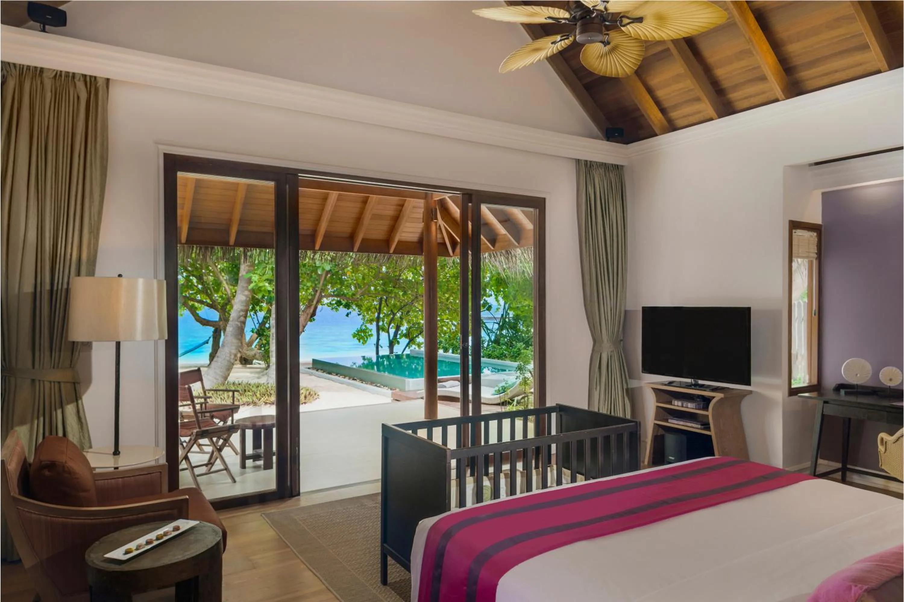 Bed in Dusit Thani Maldives - Mudhdhoo Island, Baa Atoll