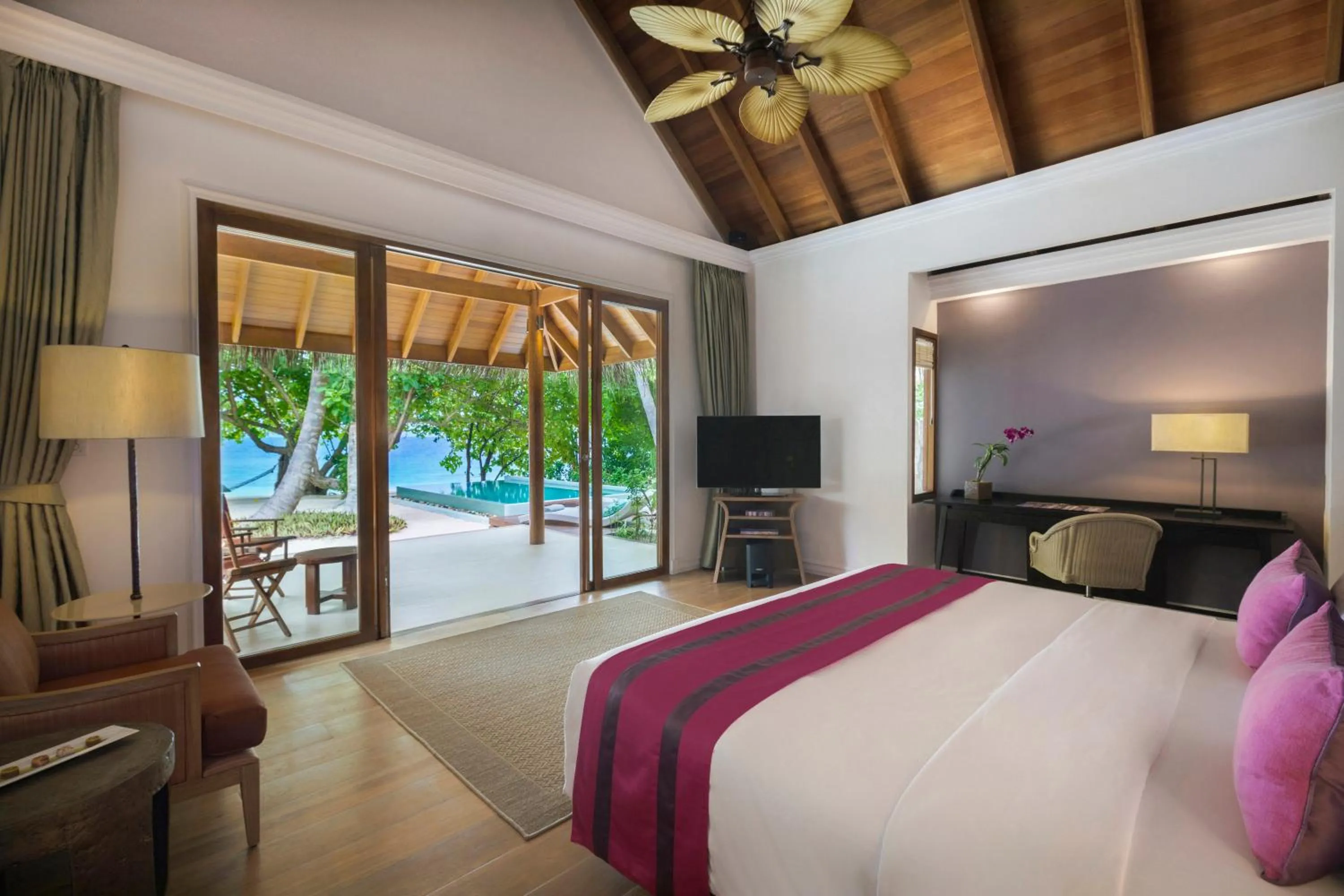 Bed in Dusit Thani Maldives - Mudhdhoo Island, Baa Atoll