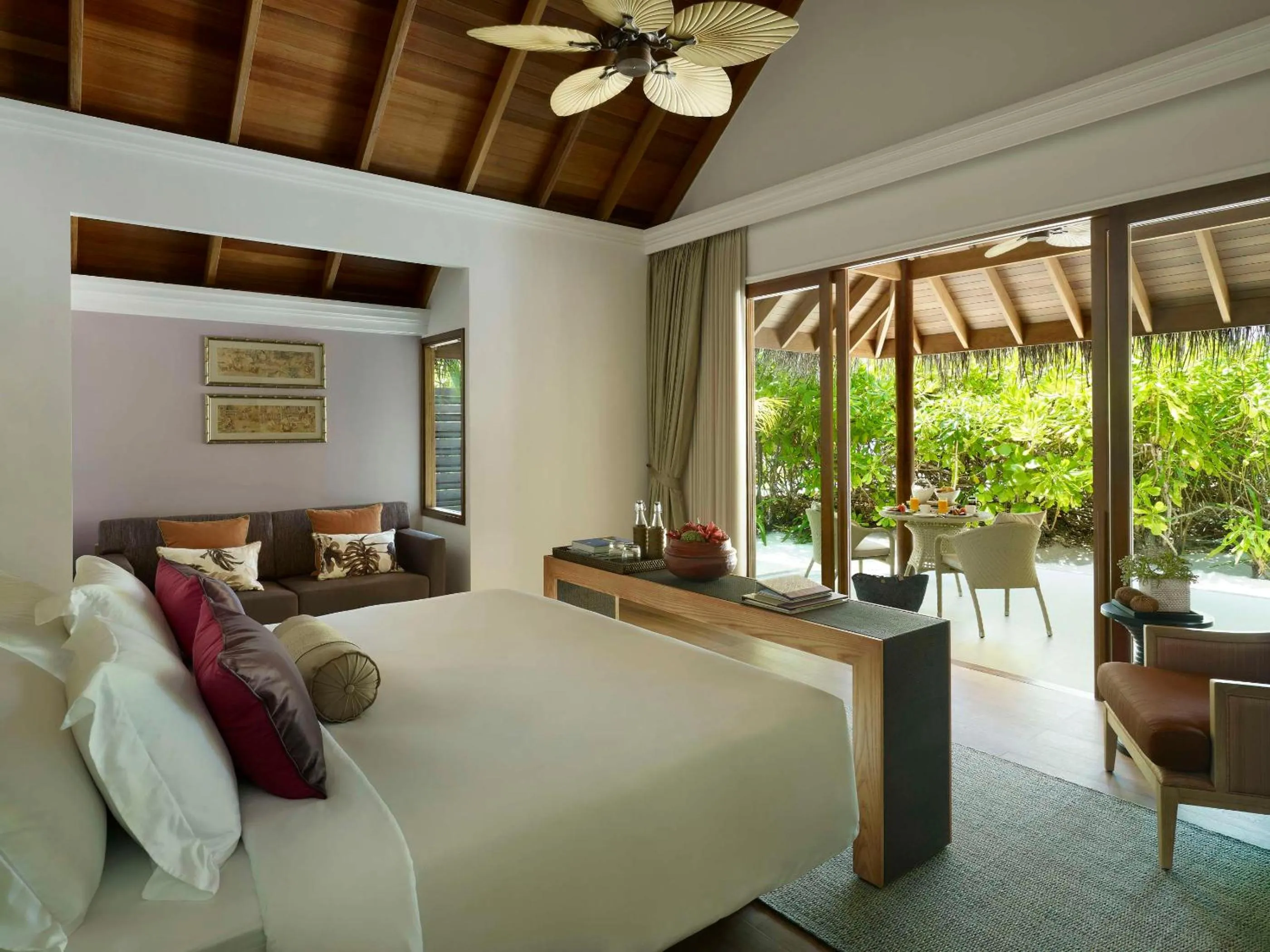 Bedroom, Bed in Dusit Thani Maldives - Mudhdhoo Island, Baa Atoll