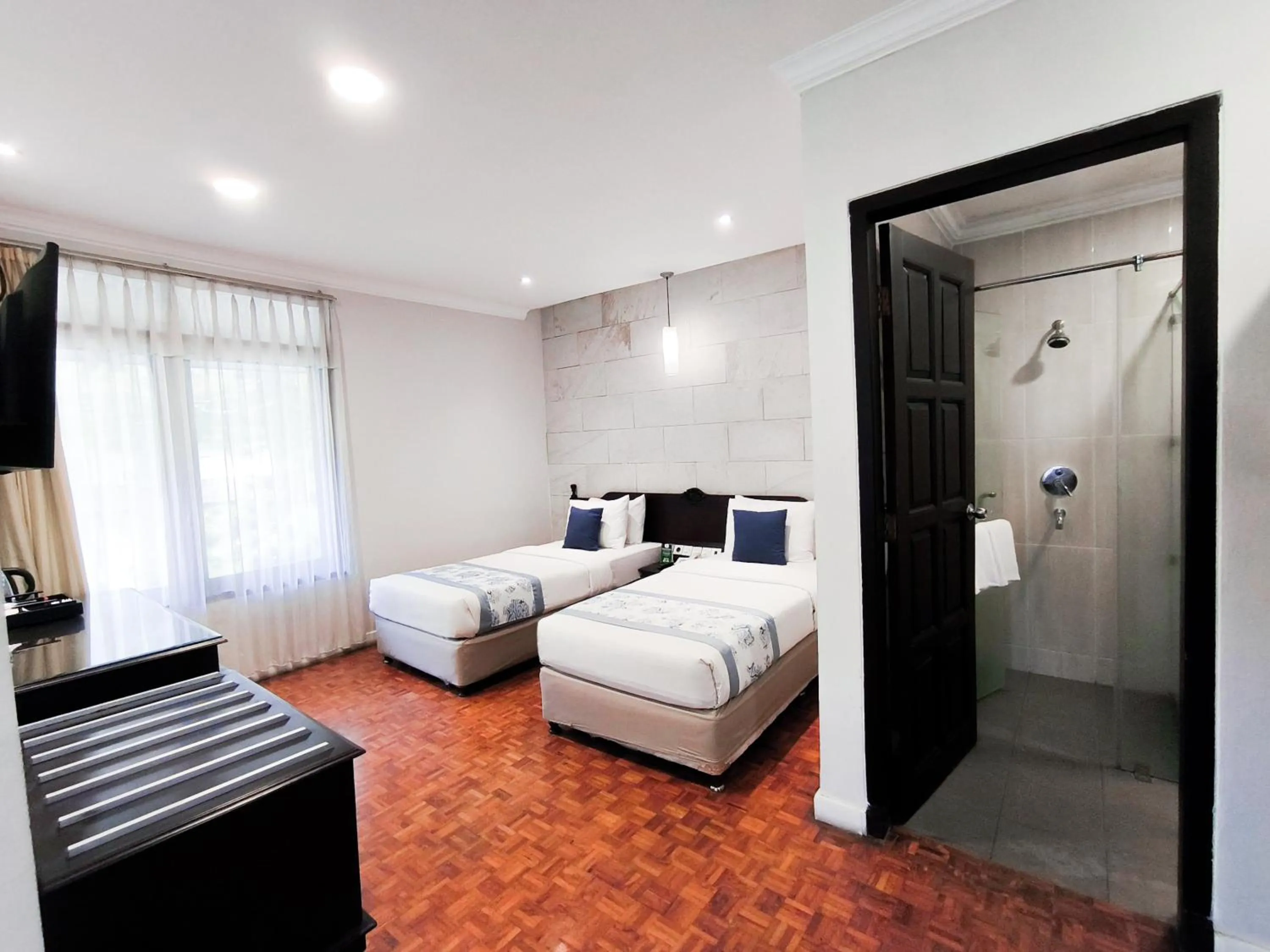 Shower, Bed in Puteri Gunung Hotel