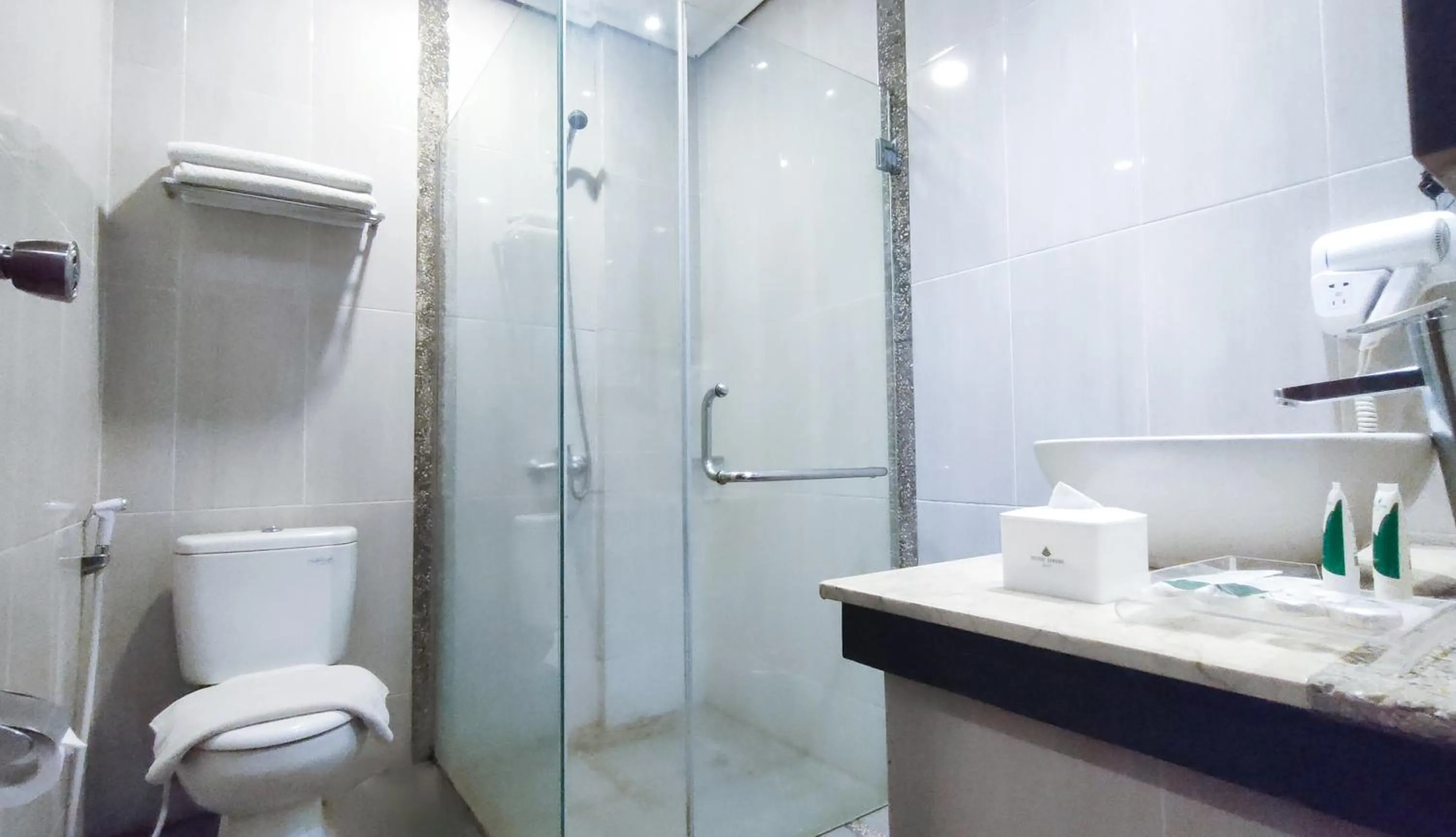 Shower in Puteri Gunung Hotel