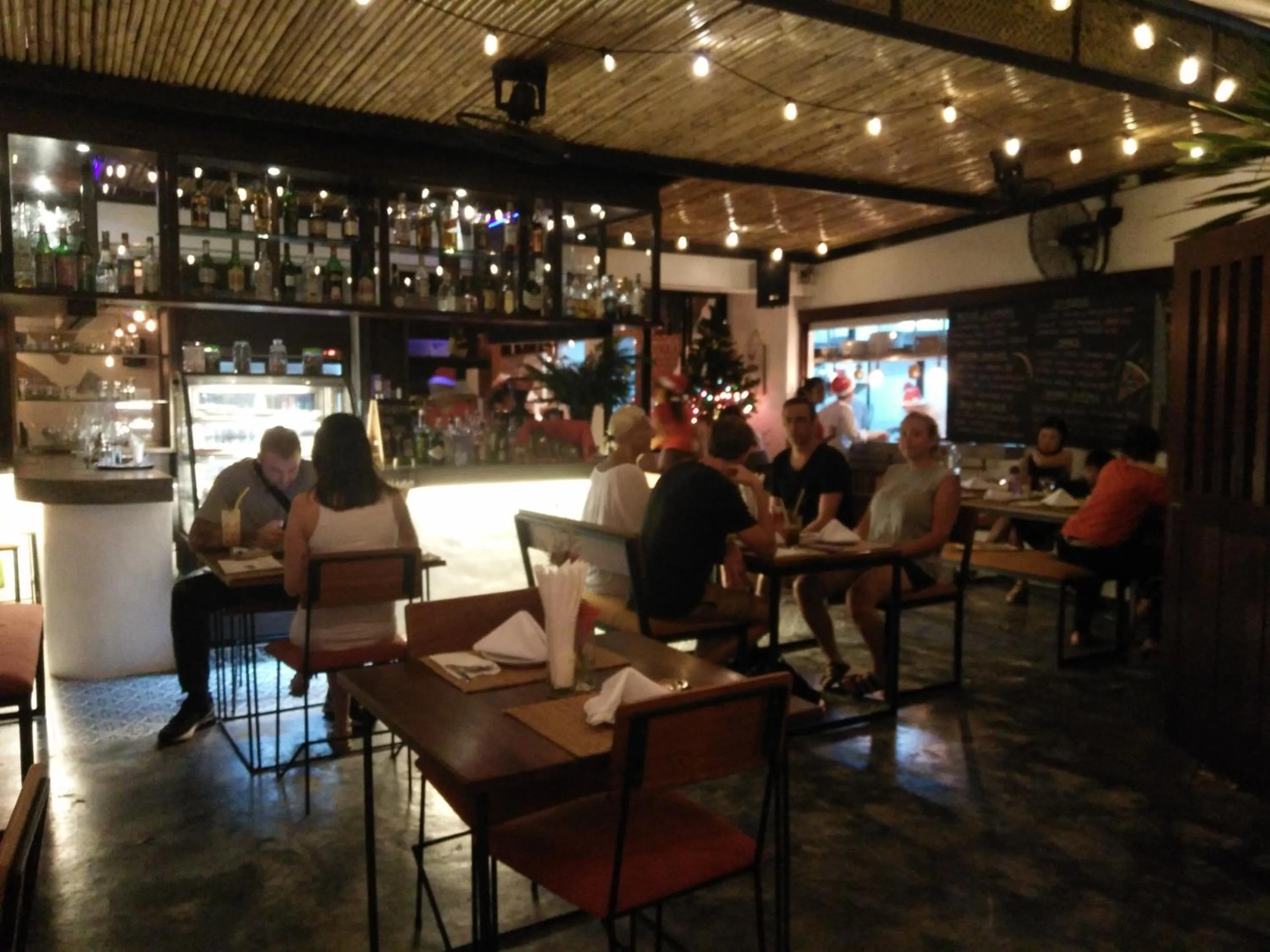 Restaurant/places to eat in The Front Hotel and Apartments