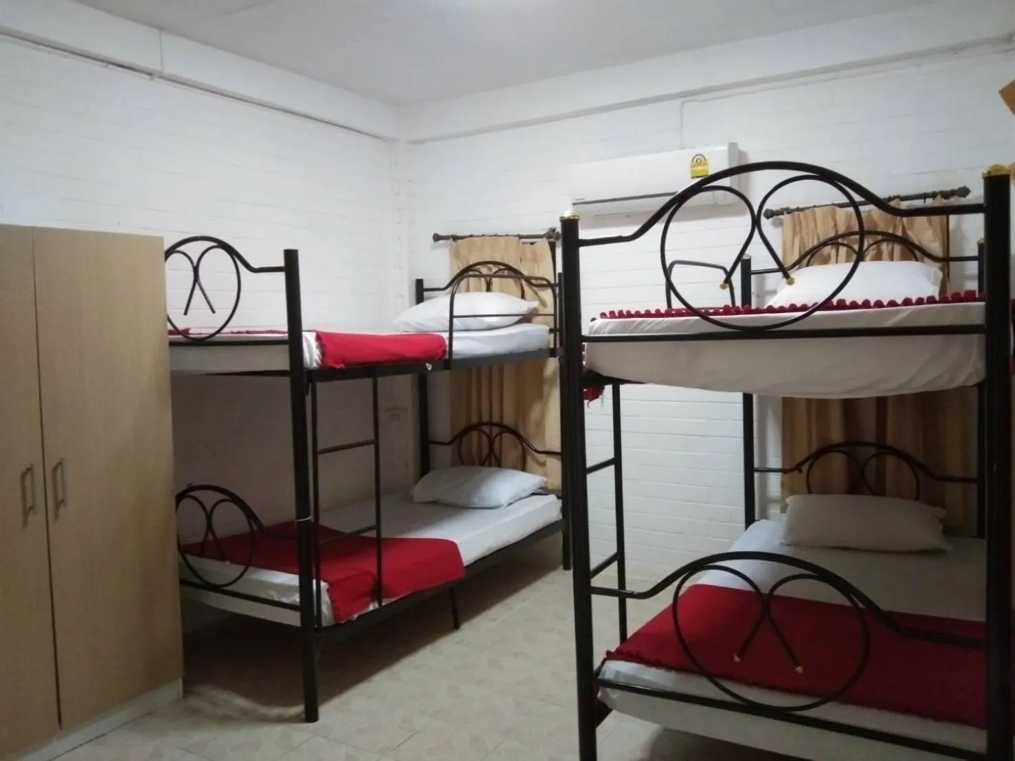 Family, Bed in Monkey Samui Hostel