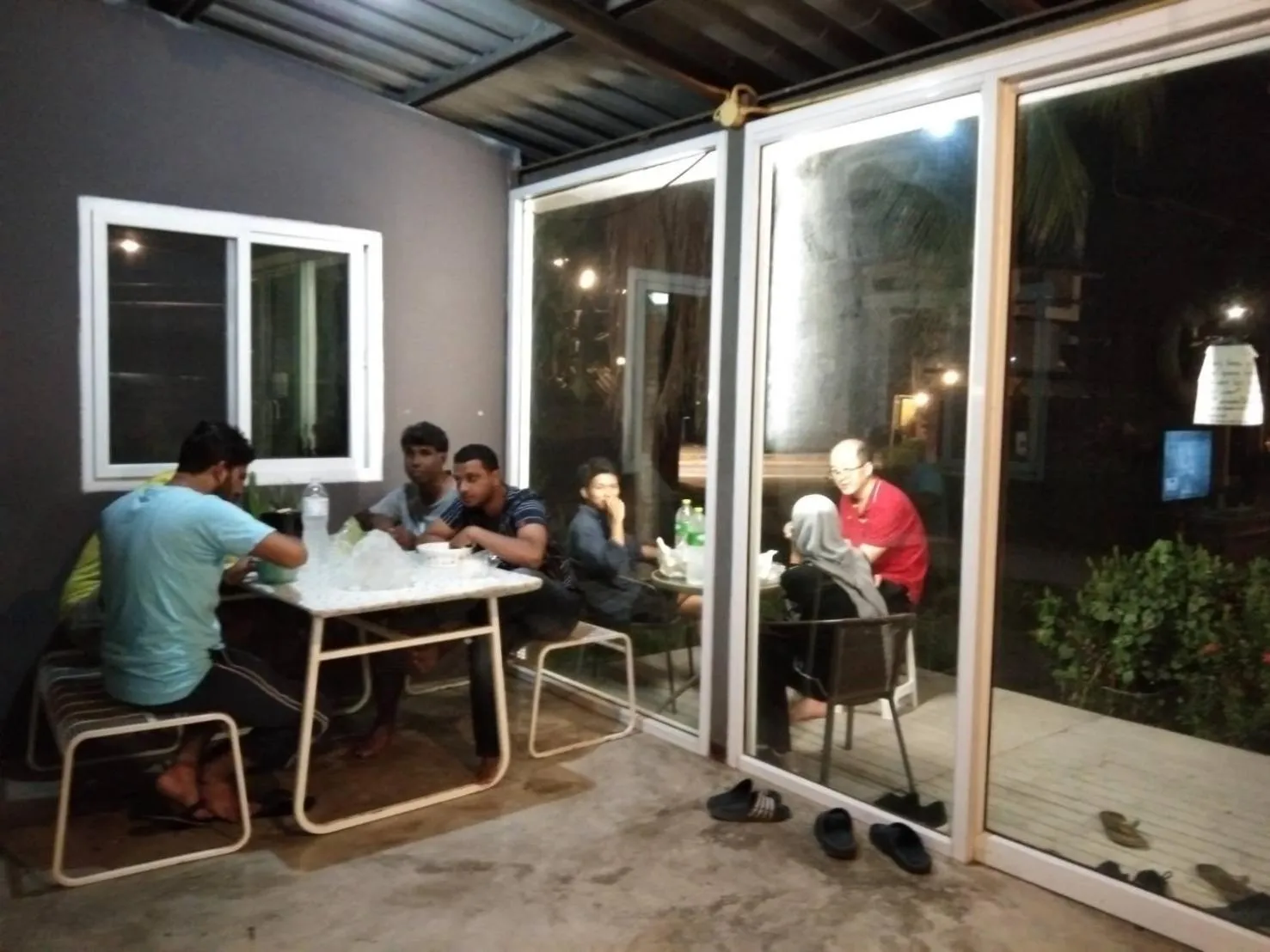 Communal lounge/ TV room in Monkey Samui Hostel