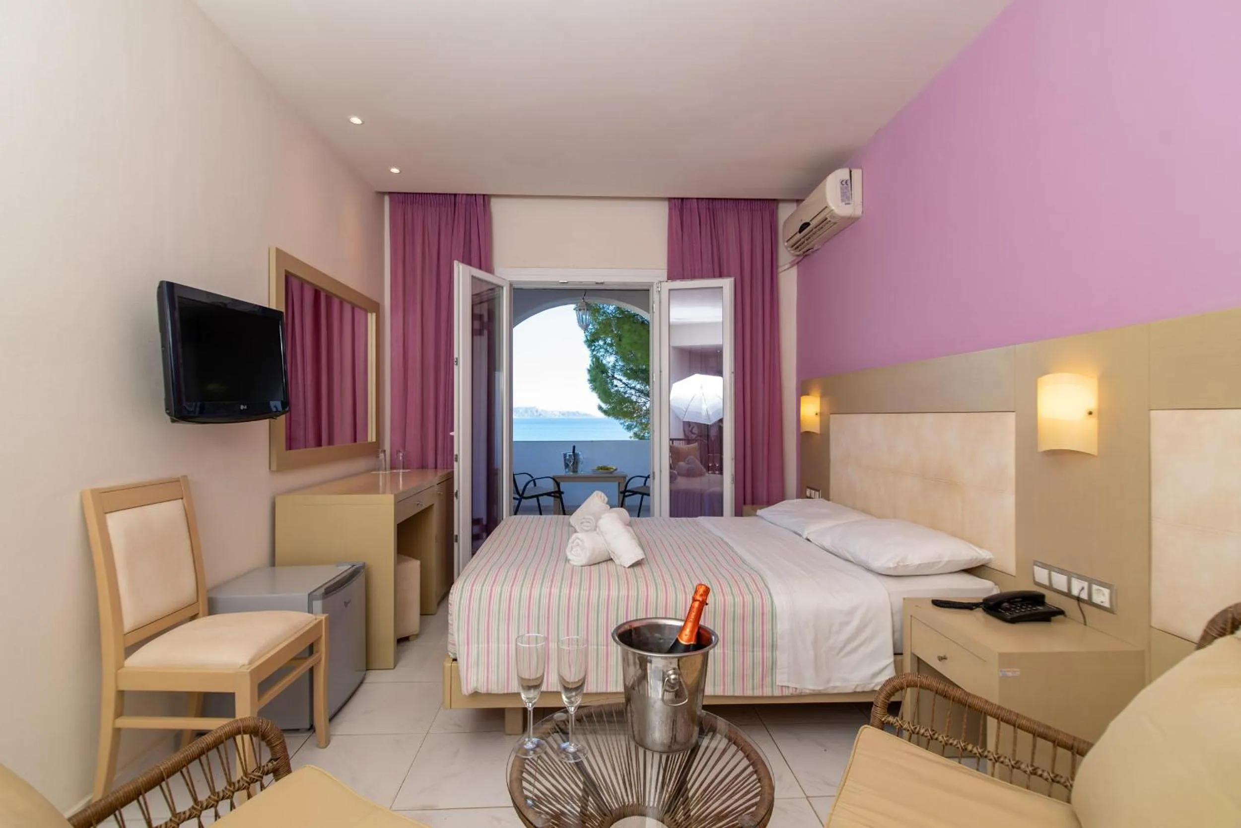 Photo of the whole room, Bed in Porto Koukla Beach