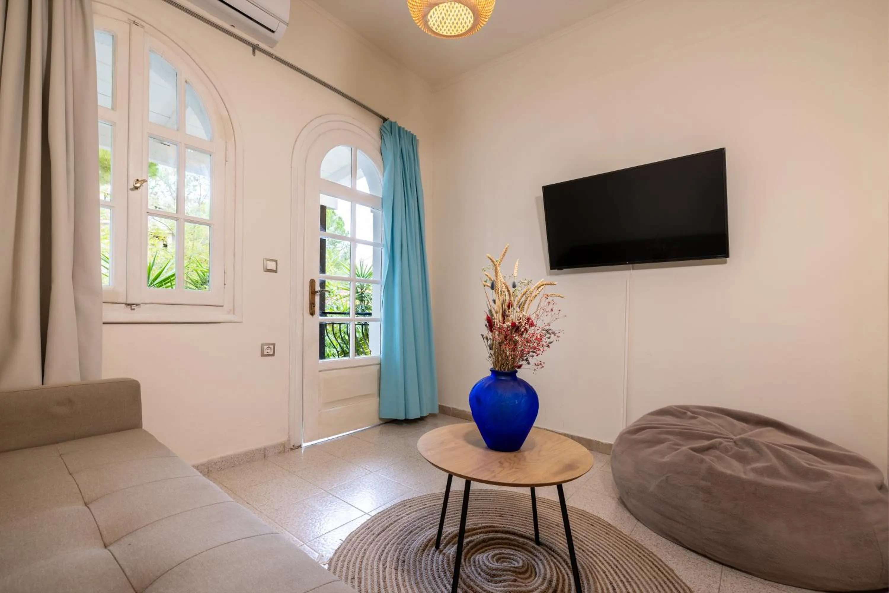 TV and multimedia in Porto Koukla Beach