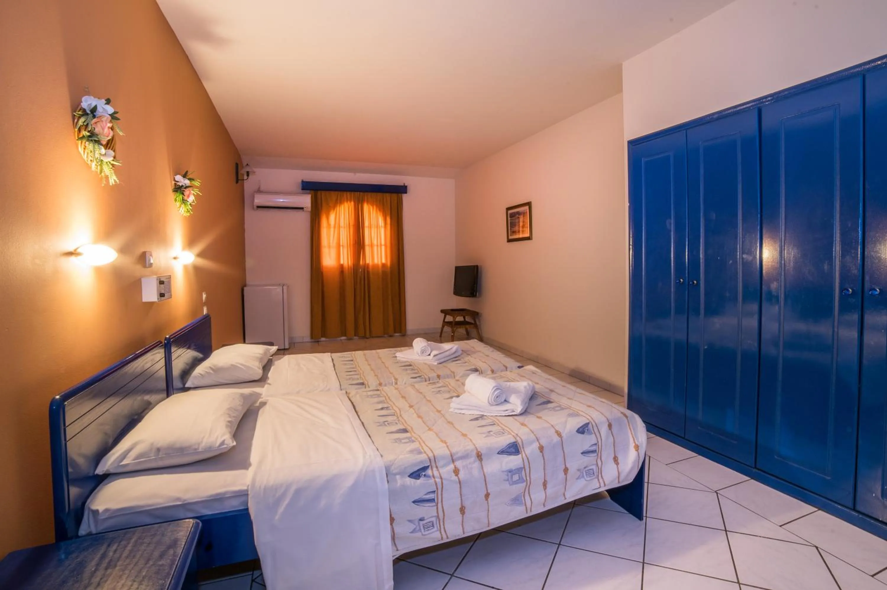 TV and multimedia, Bed in Porto Koukla Beach