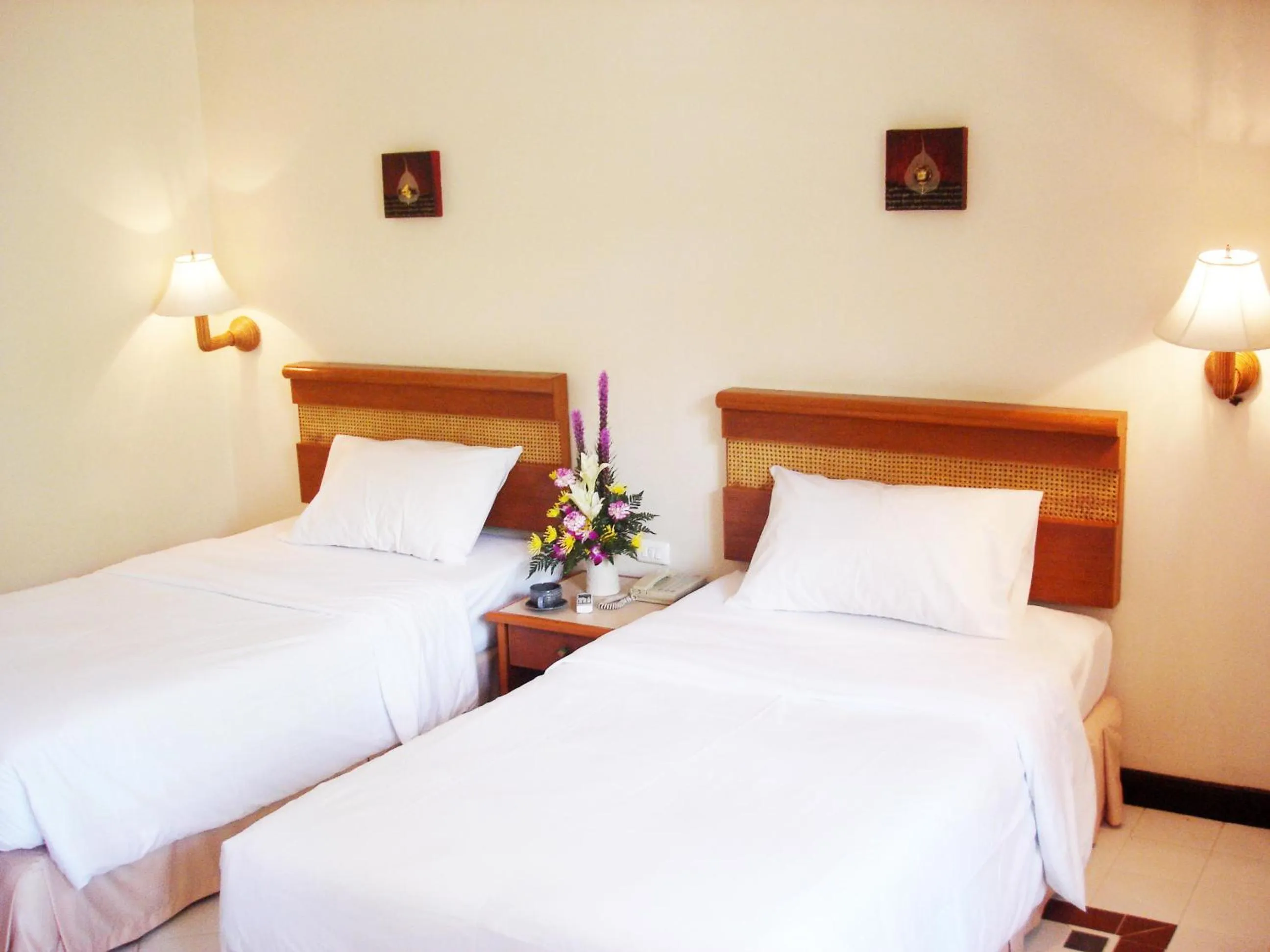 Bedroom, Bed in Sunset Mansion