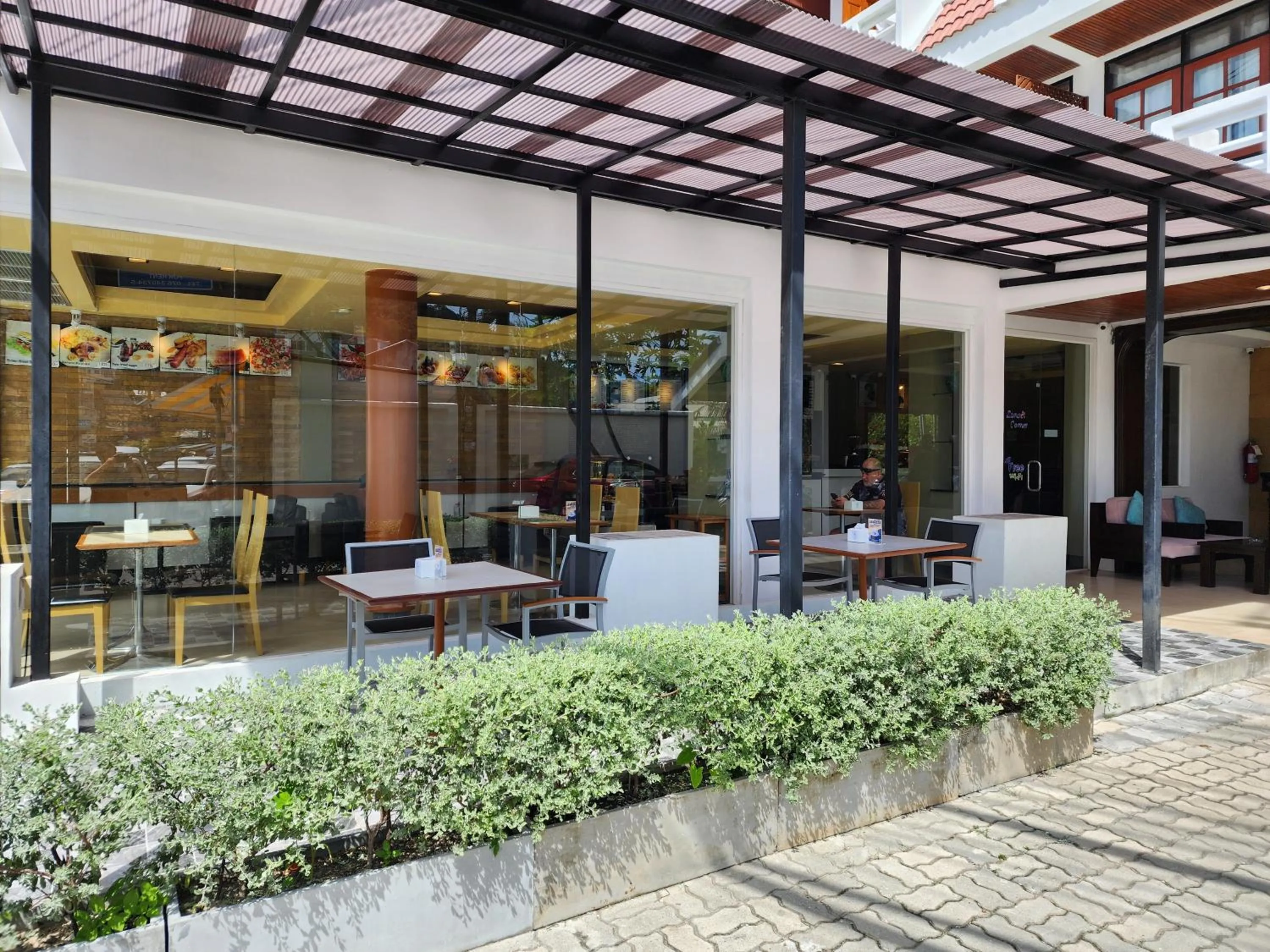 Restaurant/places to eat in Sunset Mansion