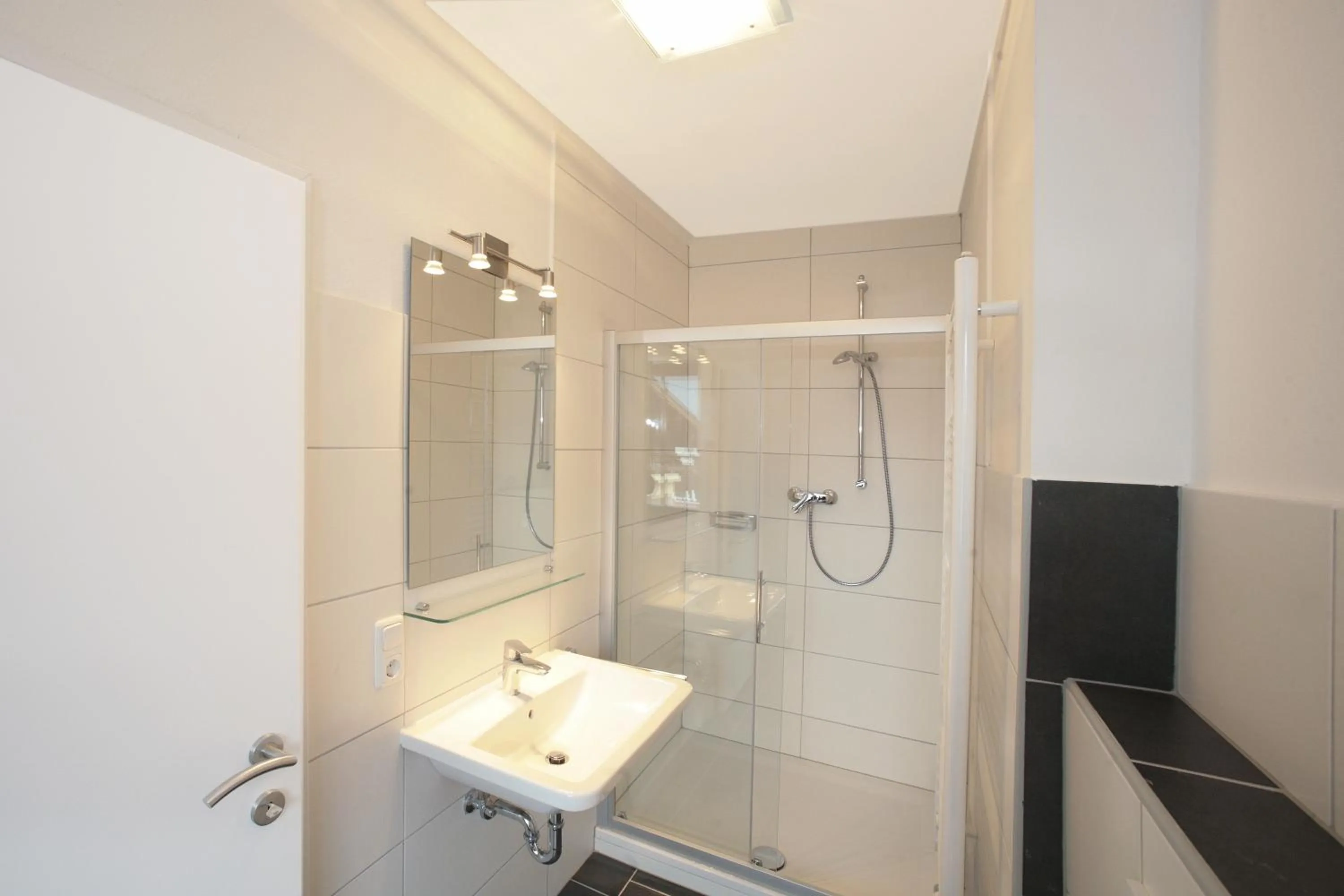 Bathroom in Lake and Cityhotel Edelweiss - self Check in