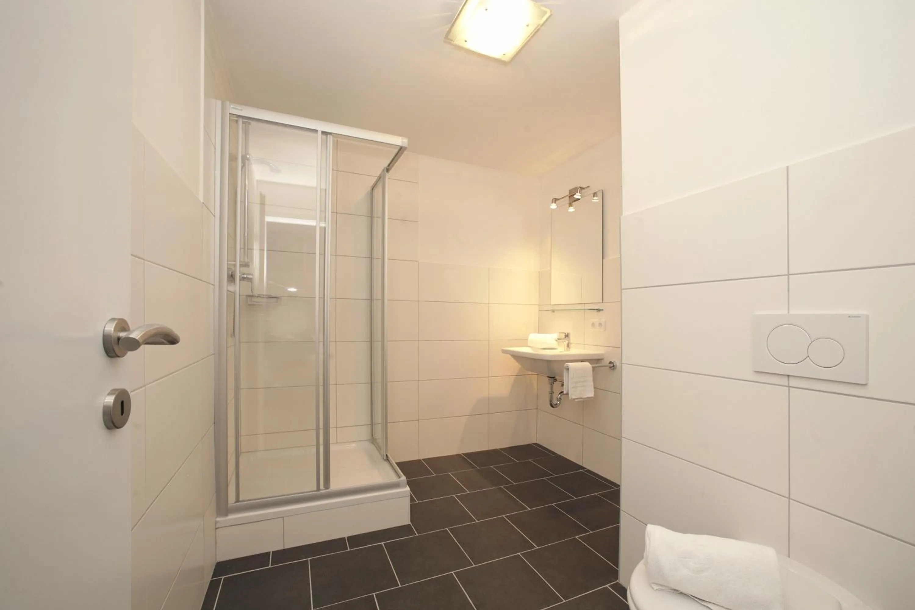 Bathroom in Lake and Cityhotel Edelweiss - self Check in